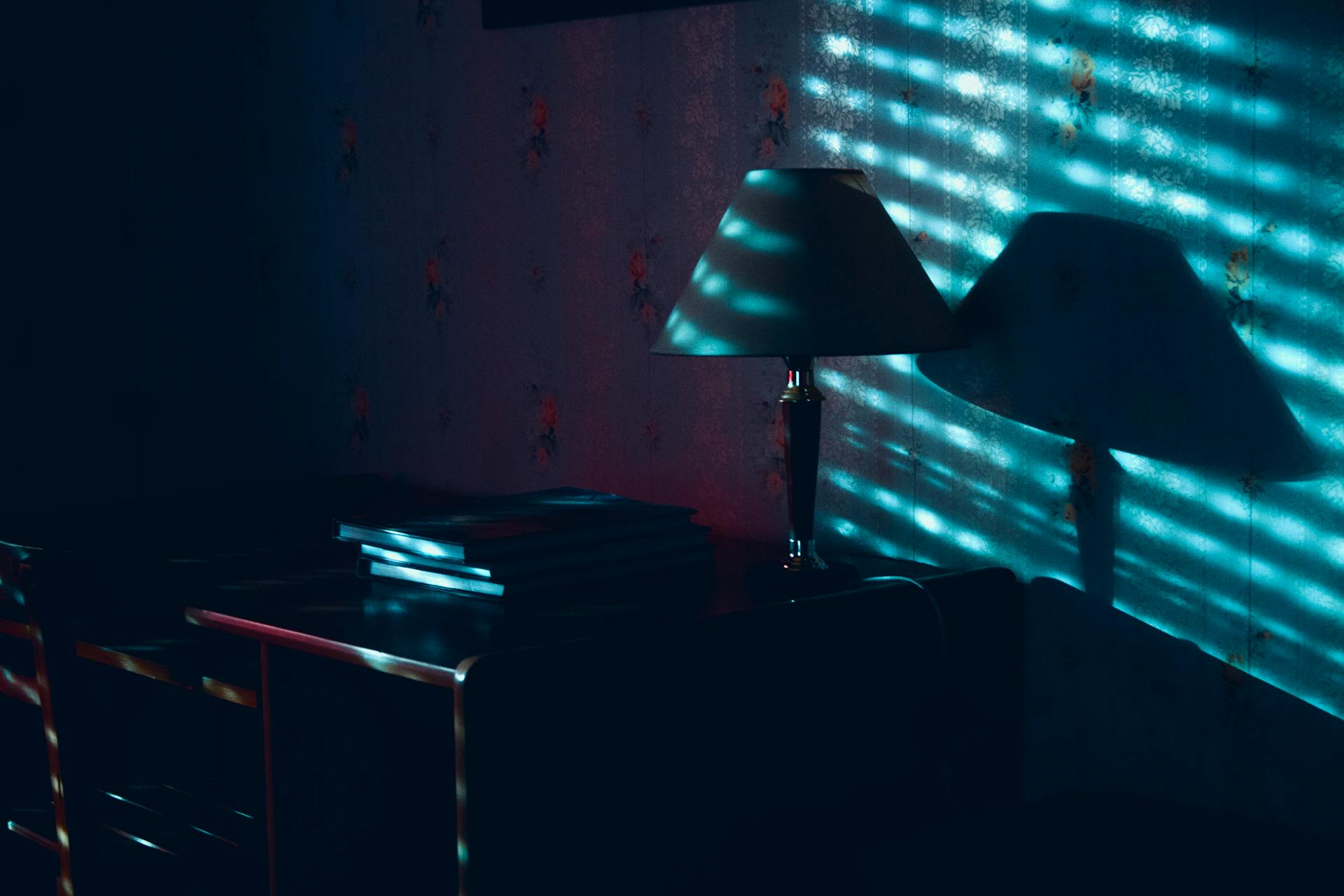 Sombras rodeando una mesilla de noche en un dormitorio oscuro | Fuente: Pexels