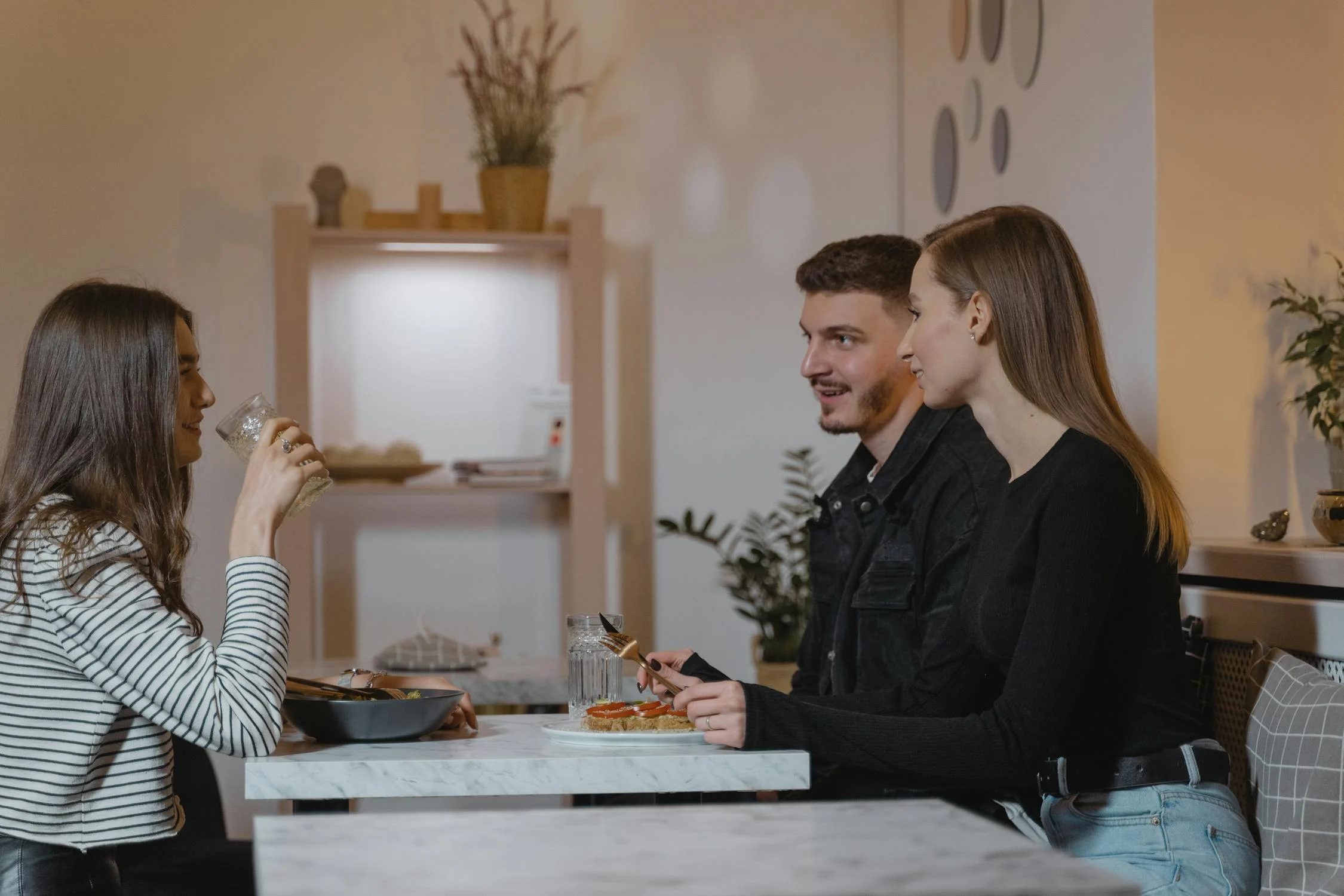 Una mujer hablando durante la cena | Fuente: Pexels