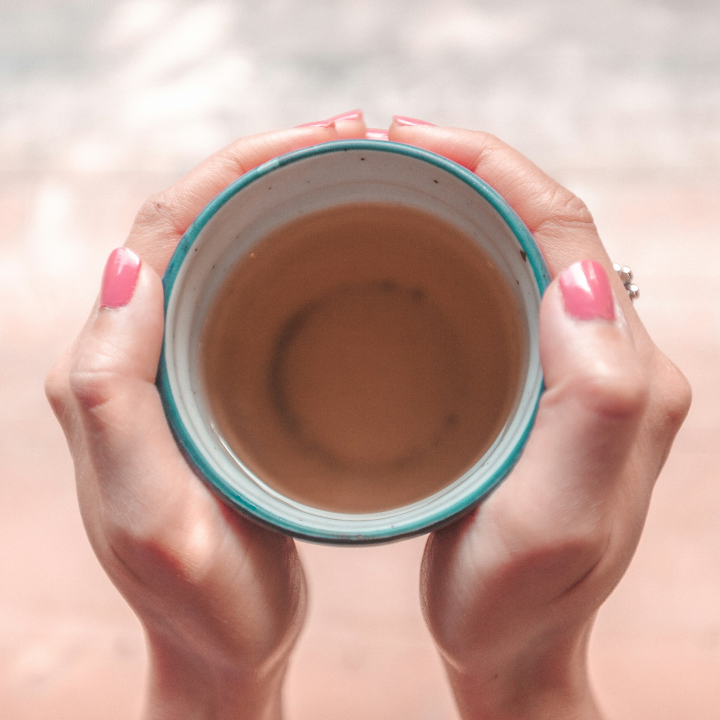 Una persona con una taza de té en la mano | Fuente: Unsplash