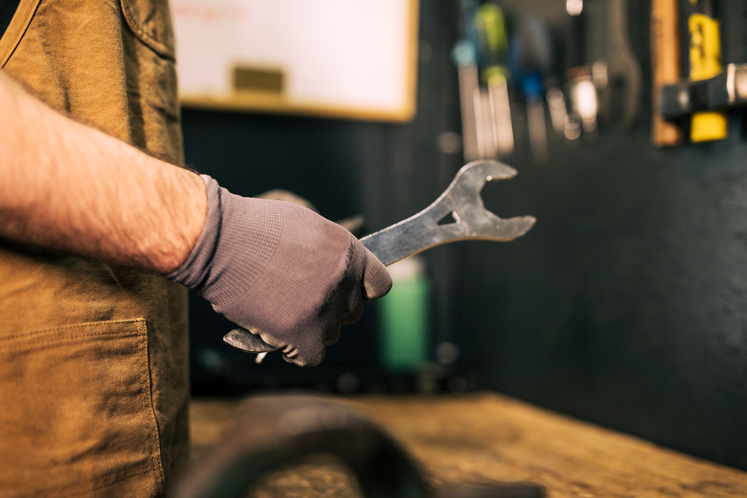 Un hombre sosteniendo una llave inglesa | Fuente: Freepik