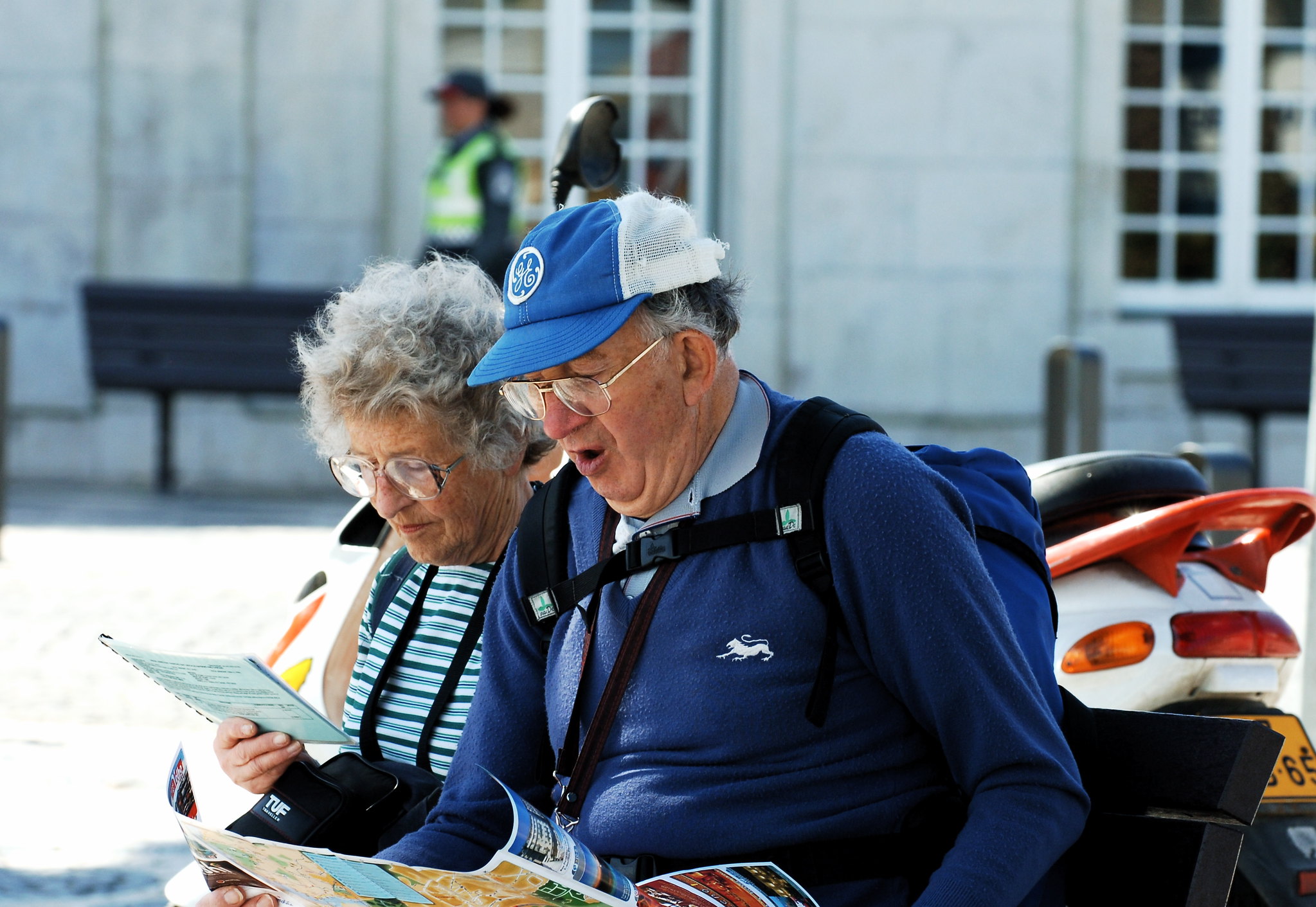 Una pareja de ancianos haciendo turismo juntos | Fuente: flickr