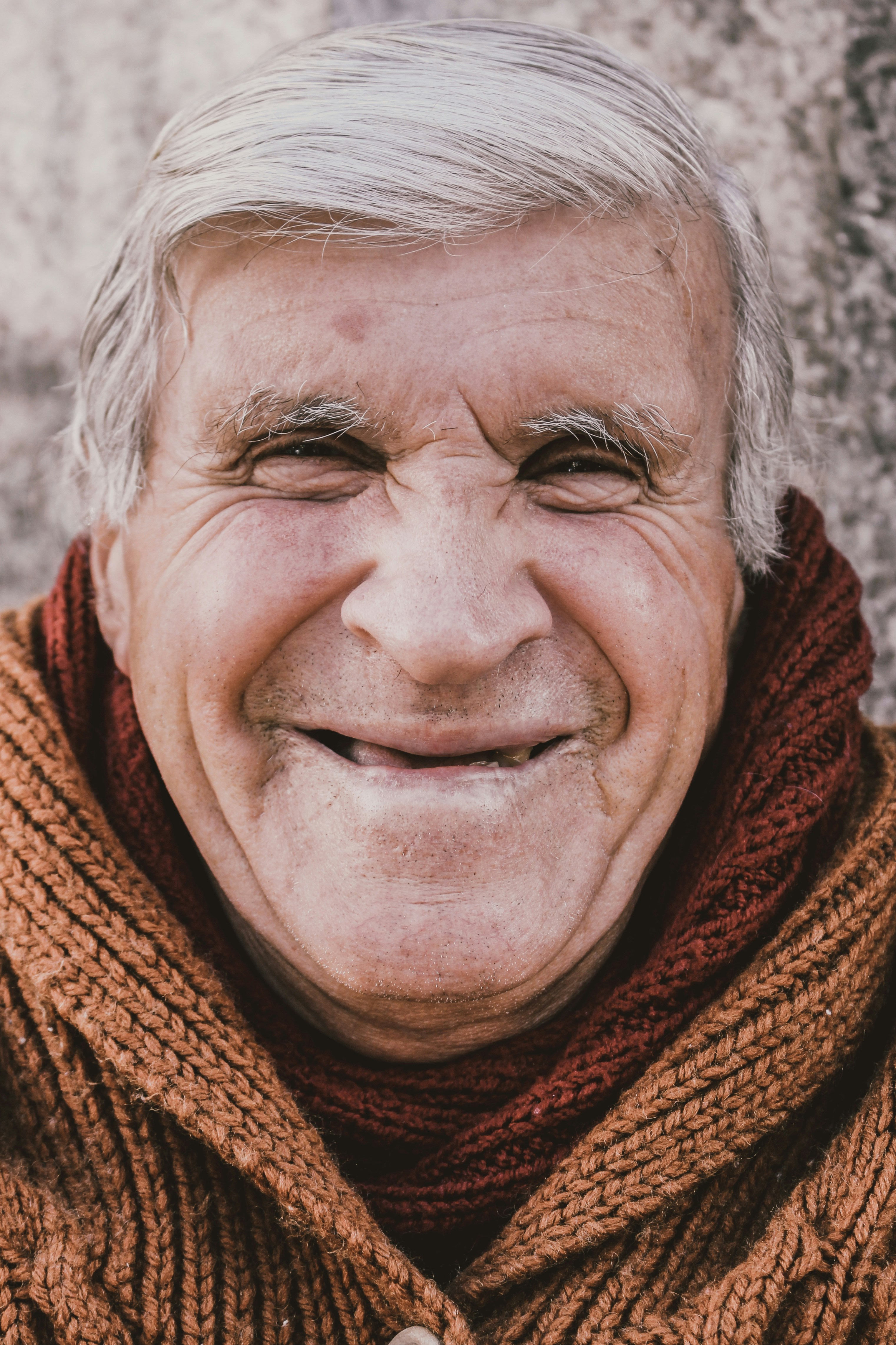 Primer plano de un hombre feliz | Fuente: Unsplash