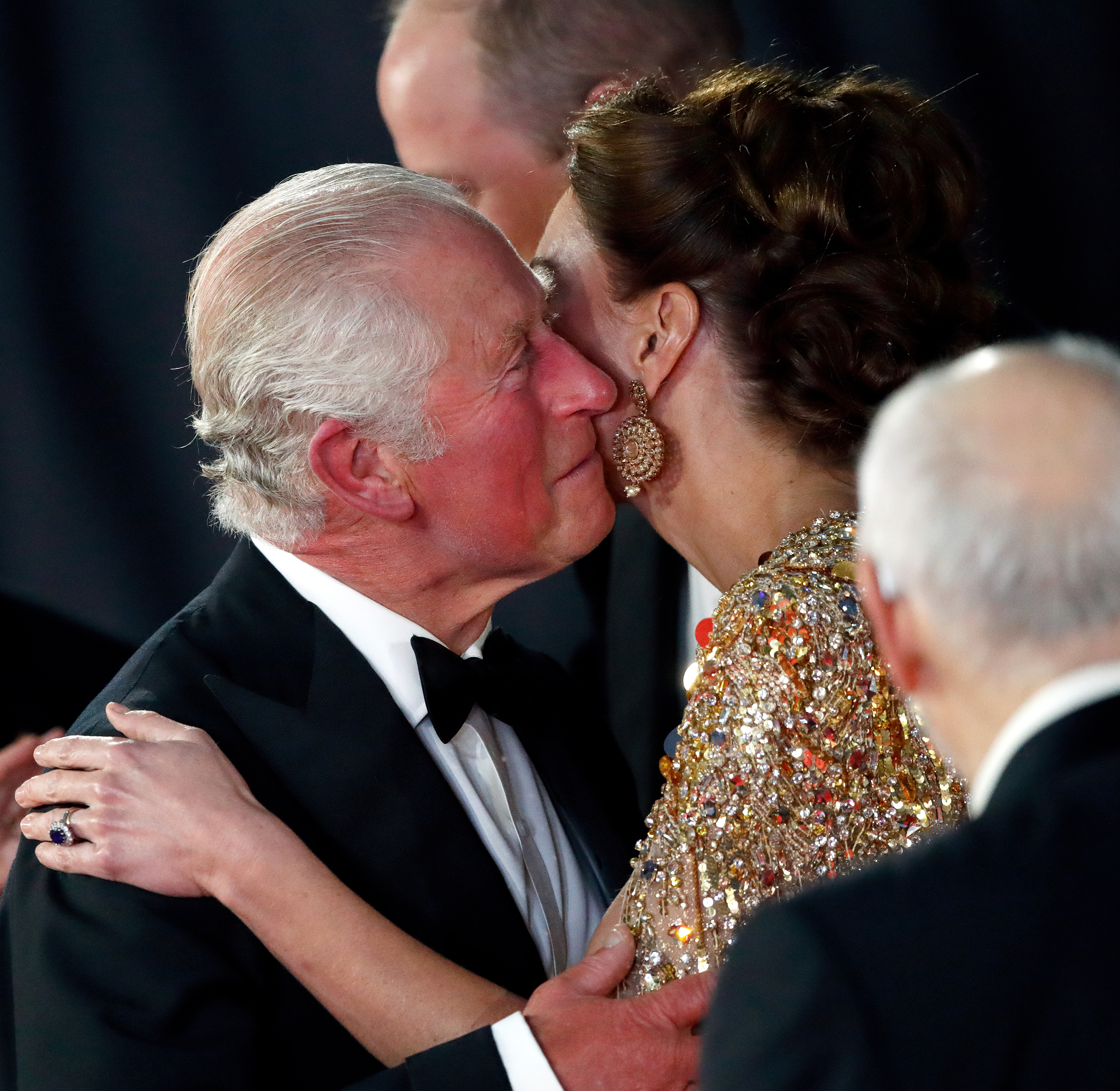 El rey Charles III besando a la princesa de Gales en el estreno mundial de "No Time To Die" en Londres en 2021 | Fuente: Getty Images