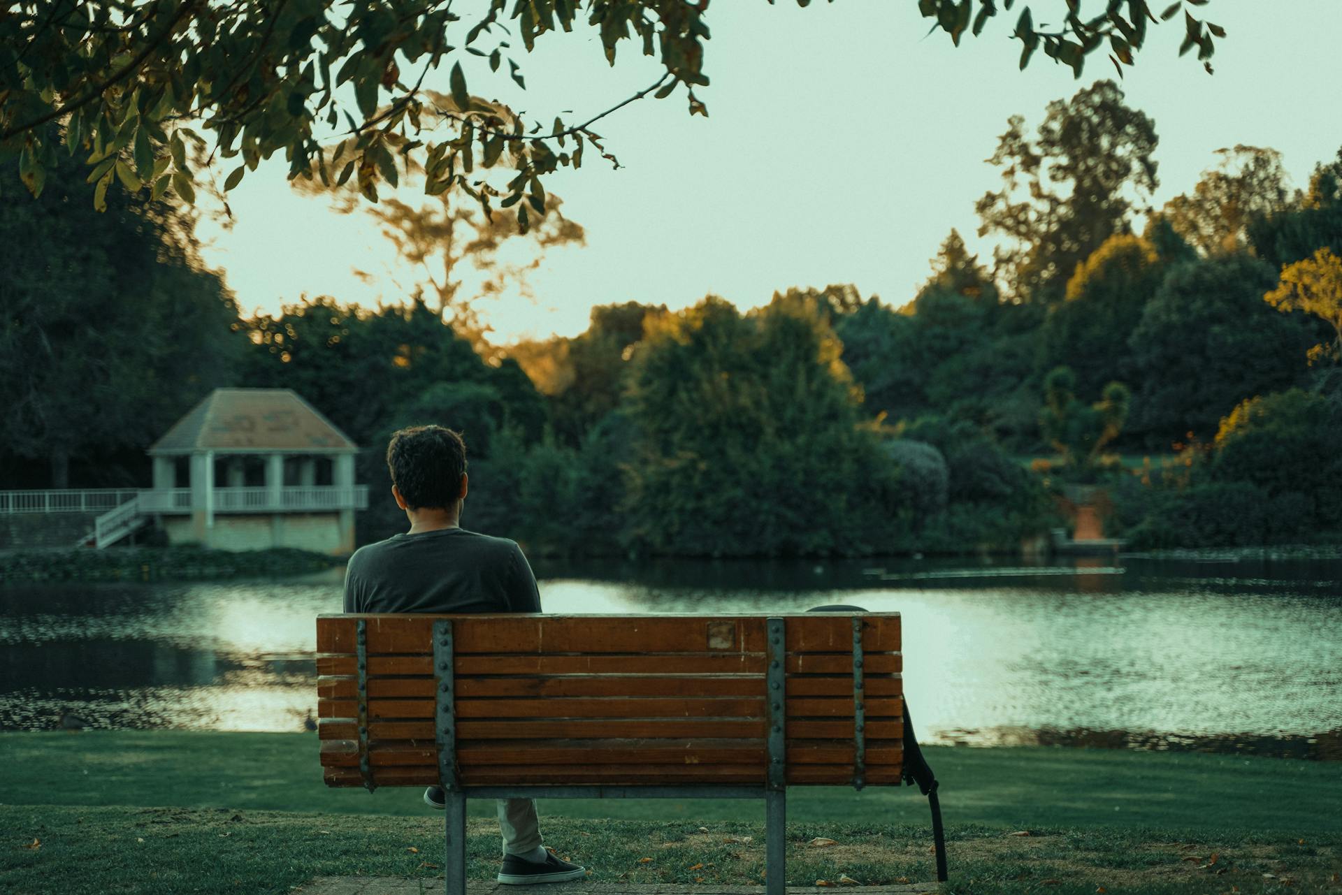 Un hombre sentado en un banco | Fuente: Pexels