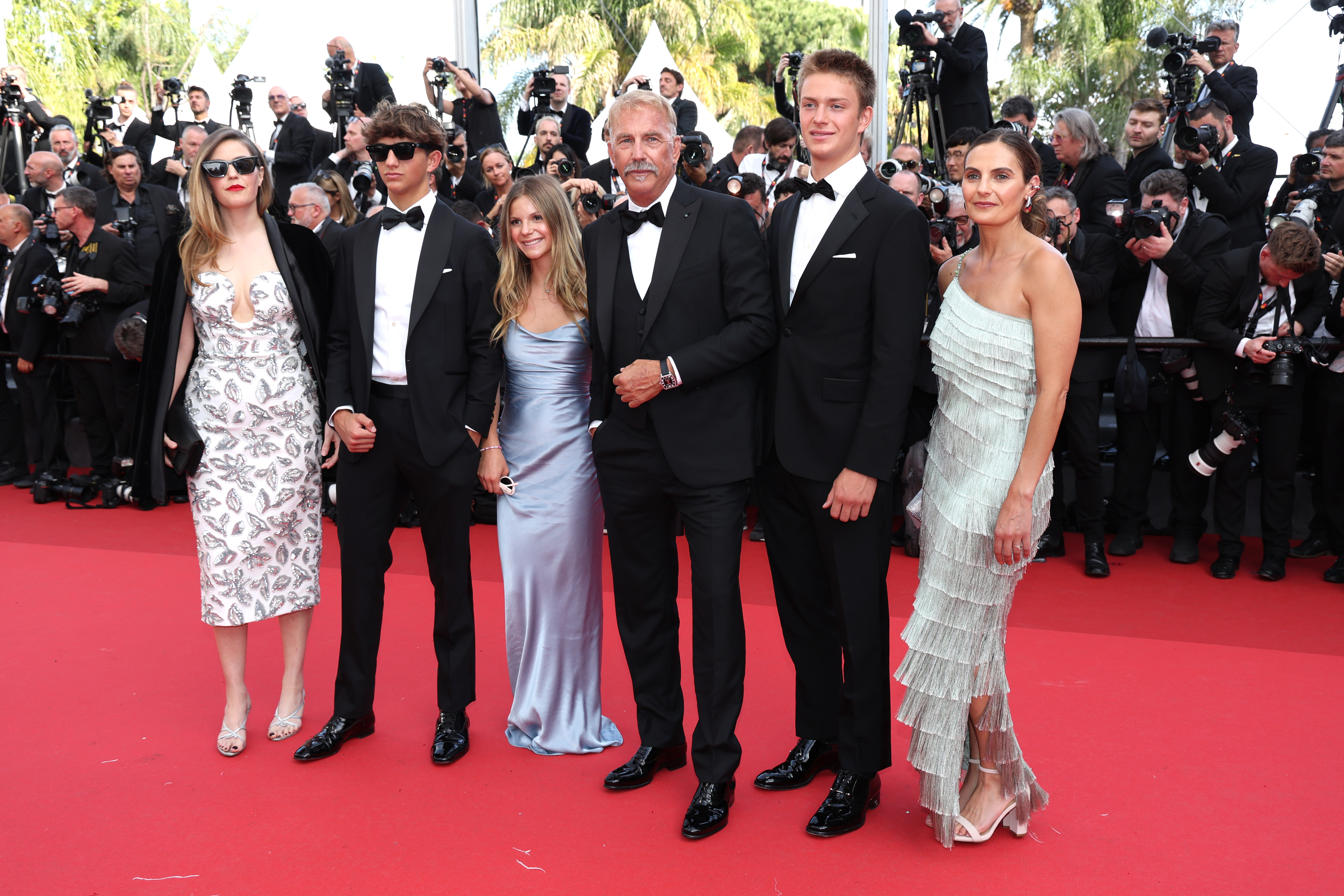 Kevin Costner, con sus hijos Annie, Cayden, Grace, Hayes y Lily en el Festival de Cannes 2024 | Fuente: Getty Images
