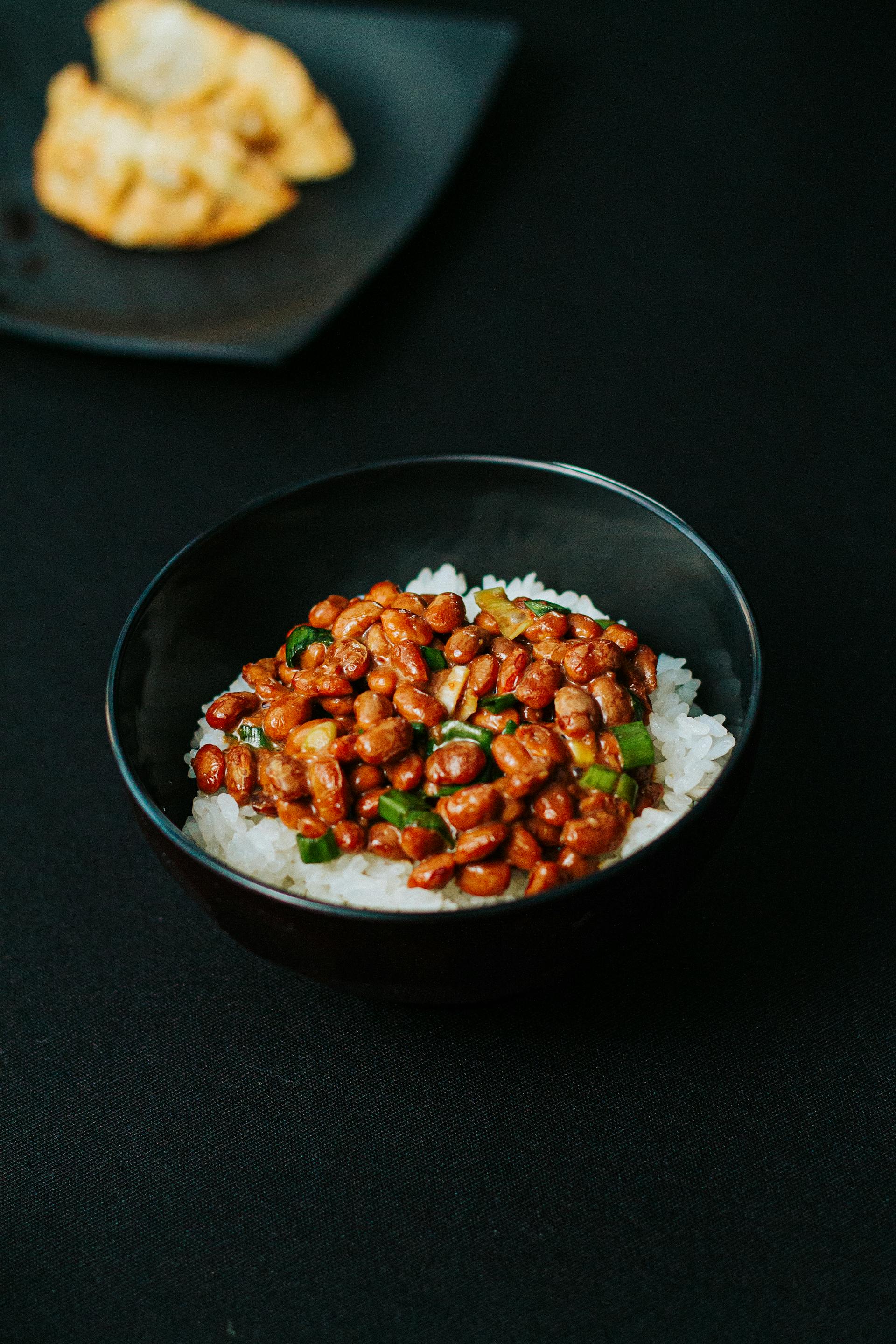 Un cuenco de arroz con frijoles | Fuente: Pexels