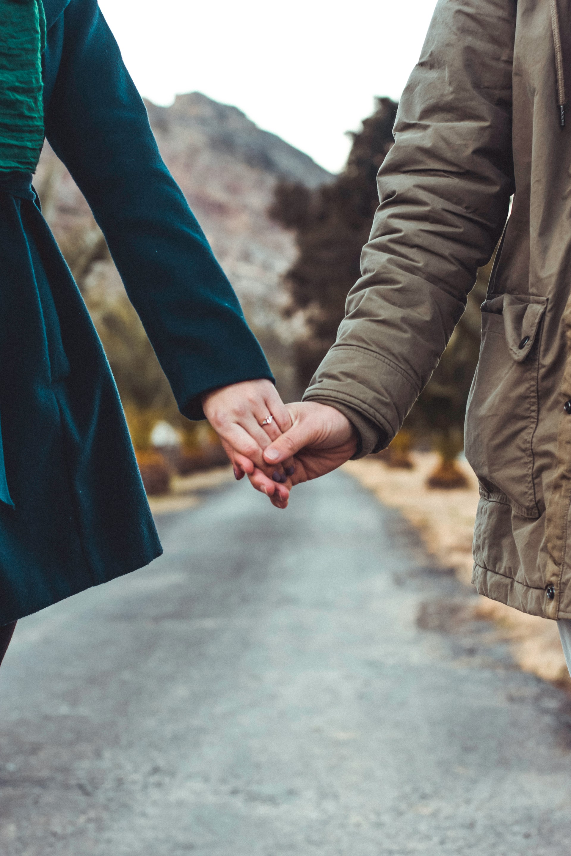 Foto recortada de una pareja cogida de la mano | Fuente: Unsplash