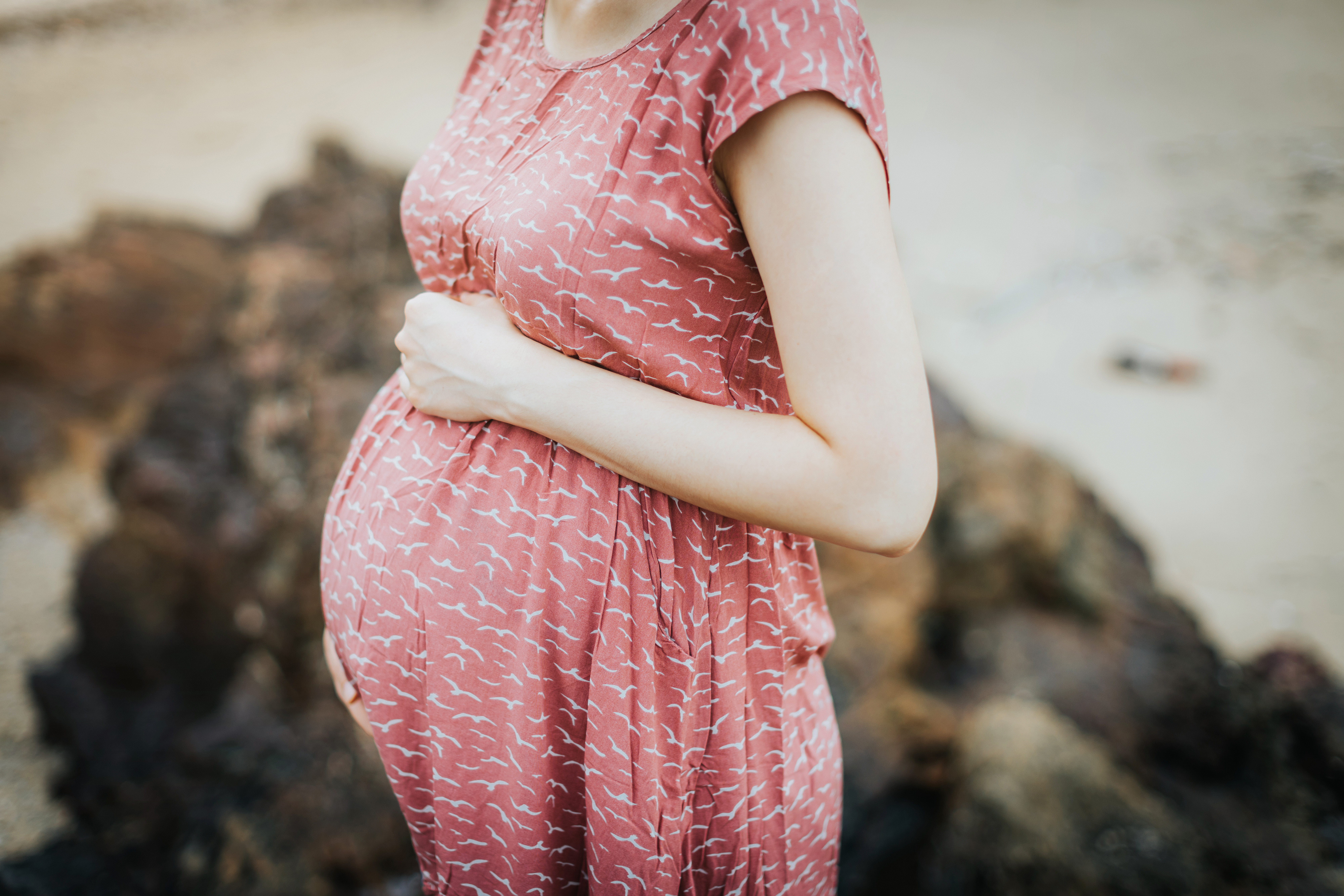 Una mujer embarazada sujetándose el vientre | Fuente: Getty Images