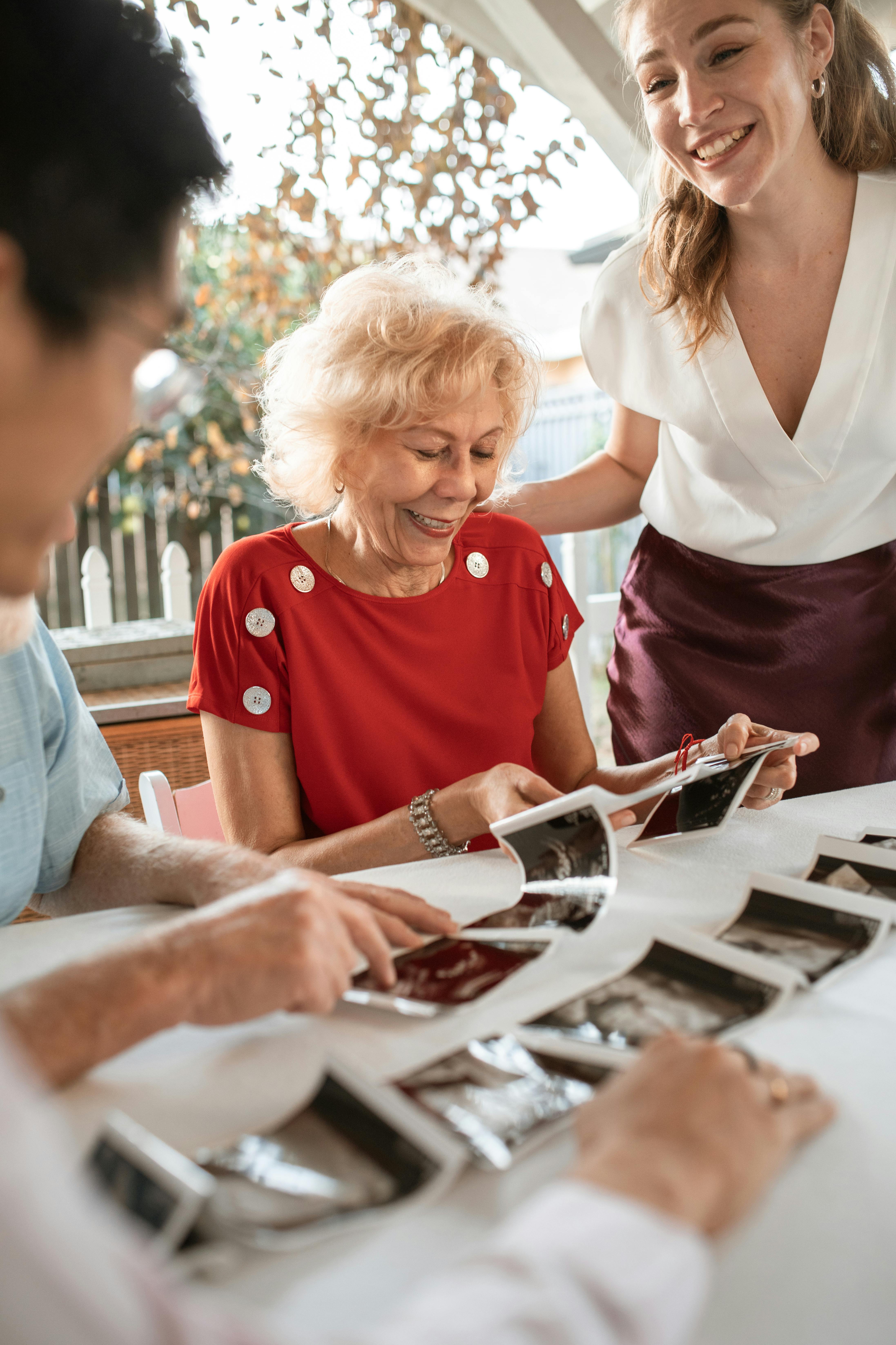 Familia mirando fotos juntos | Fuente: Pexels