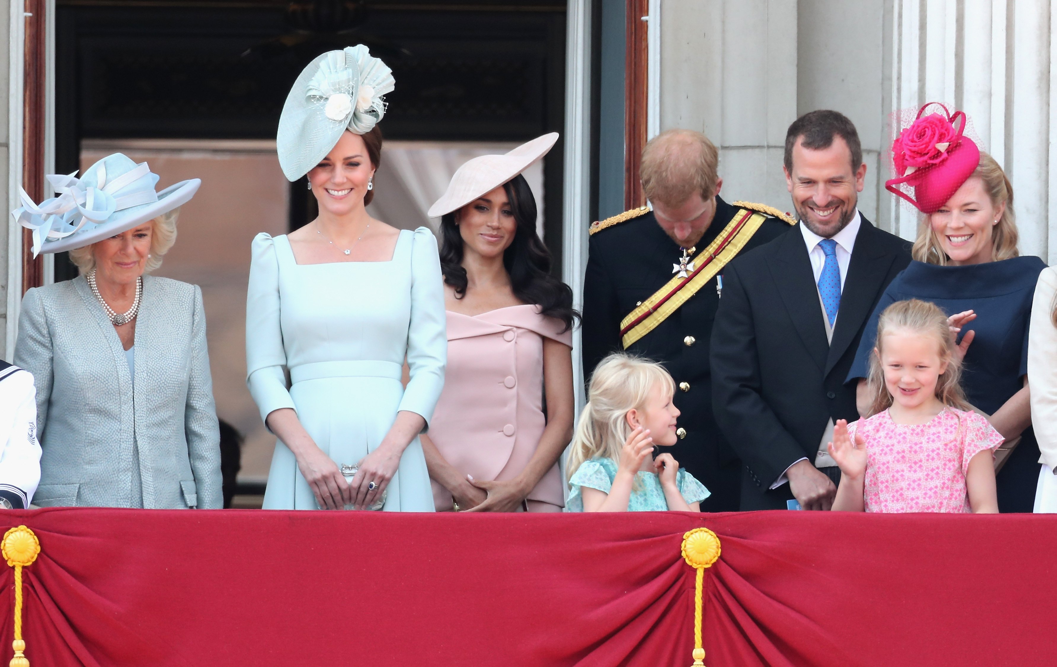 Miembros de la familia real saludan al público. Fuente: Getty Images