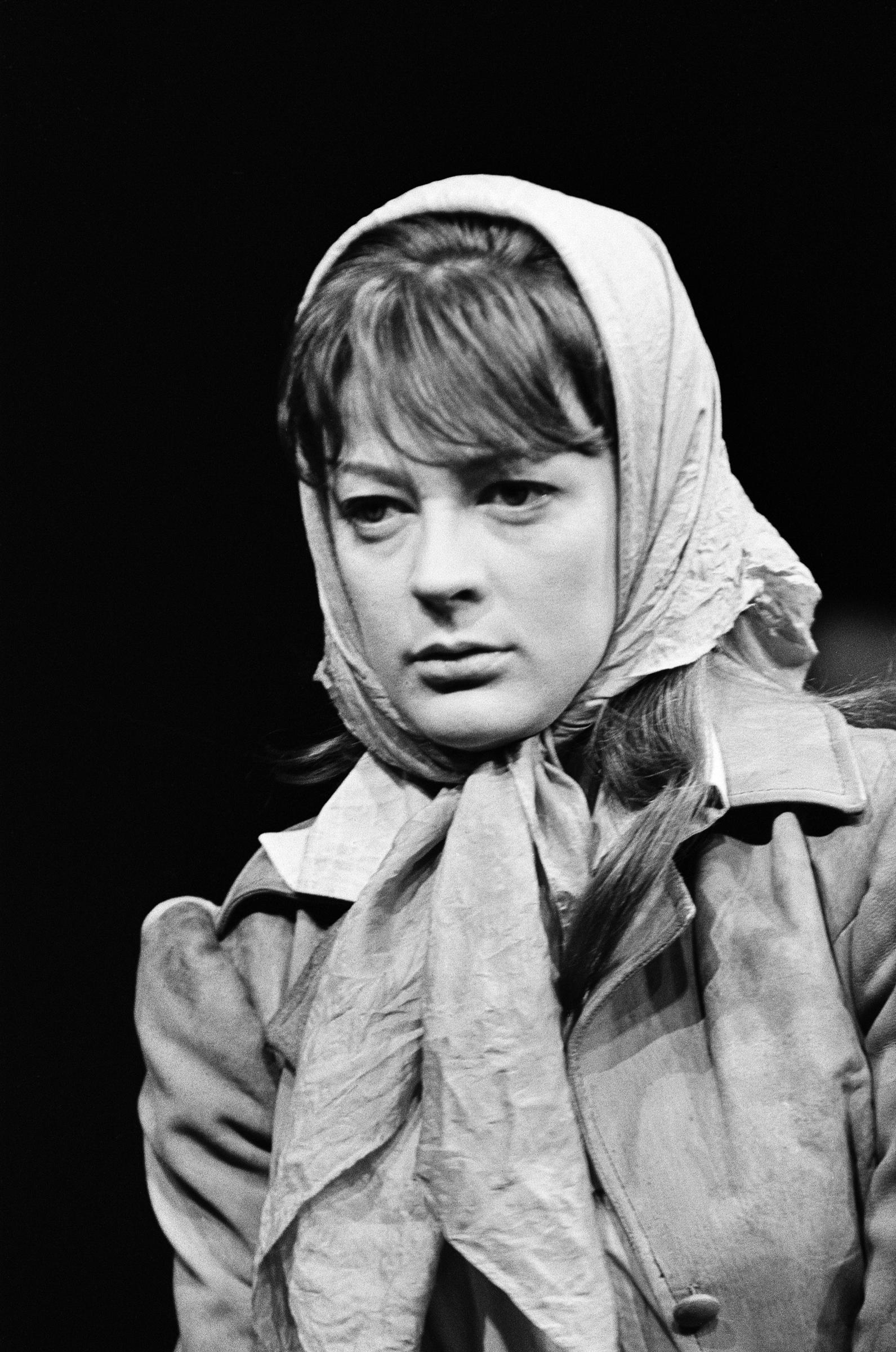 Maggie Smith fotografiada en el plató de la obra "The Master Builder" en 1965 | Fuente: Getty Images