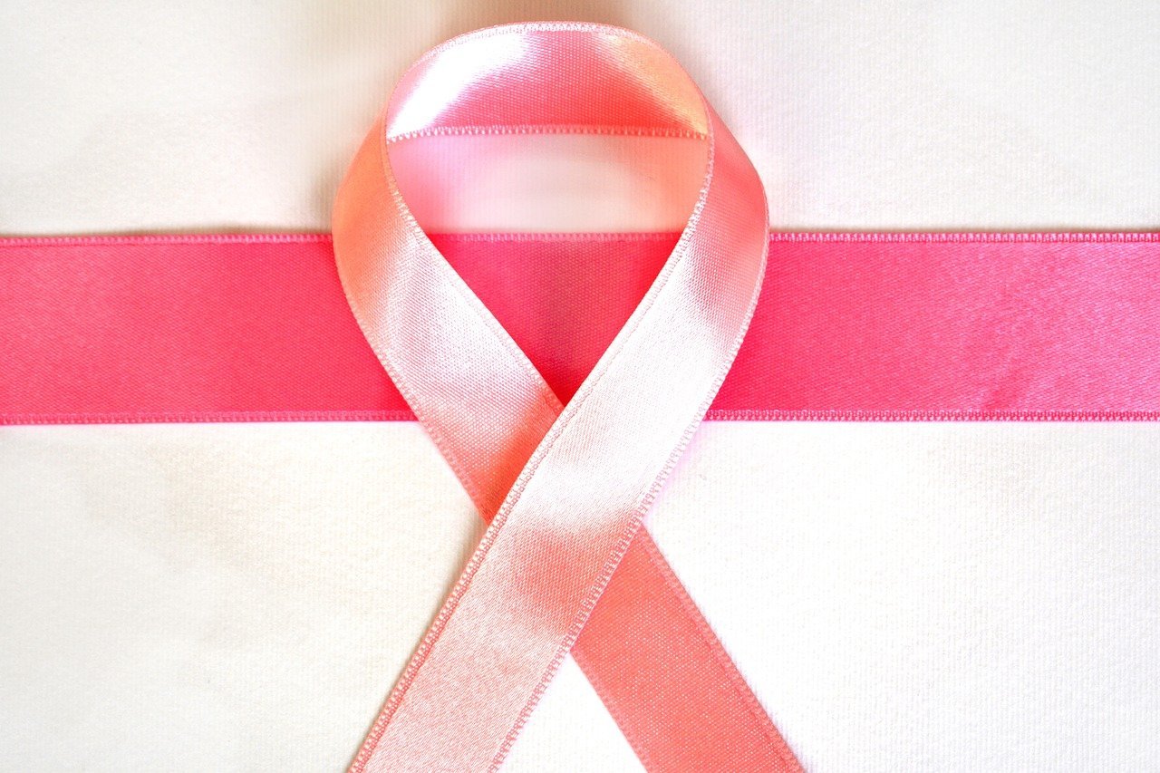 Cinta rosa que simboliza la lucha contra el cáncer de mama. | Foto: Pixabay
