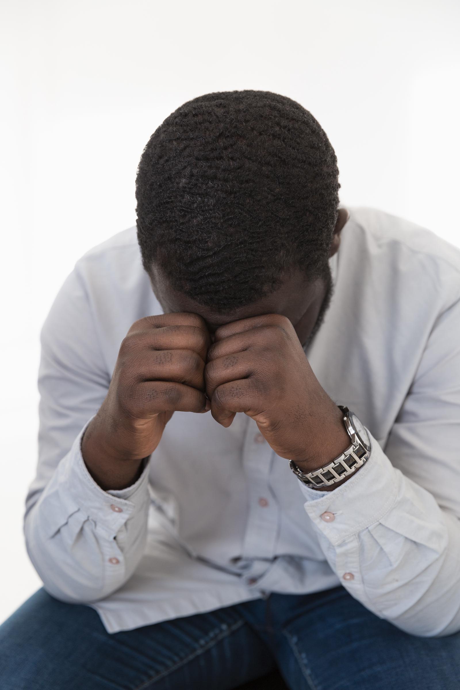 Un hombre negro deprimido | Fuente: Freepik