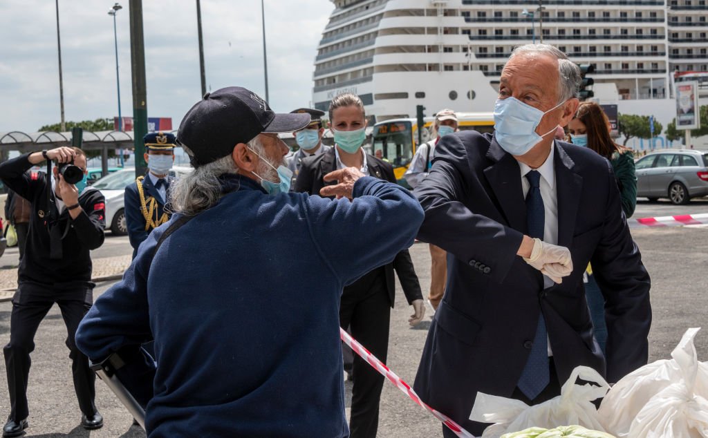 El presidente Marcelo Rebelo de Sousa choca los codos con una persona sin hogar el 25 de abril de 2020 en Lisboa, Portugal. | Foto: Getty Images