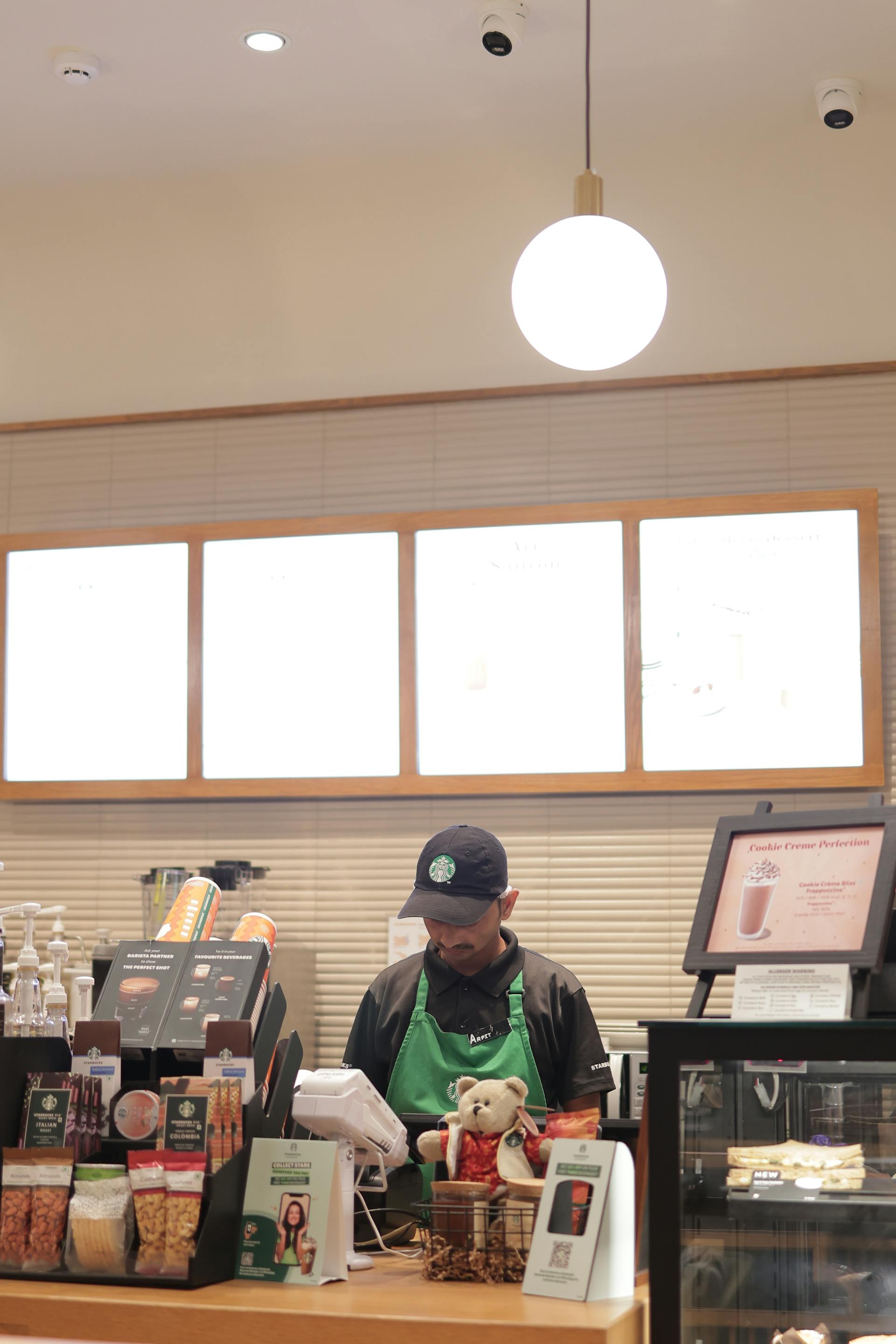 Un hombre trabajando en una cafetería | Fuente: Pexels