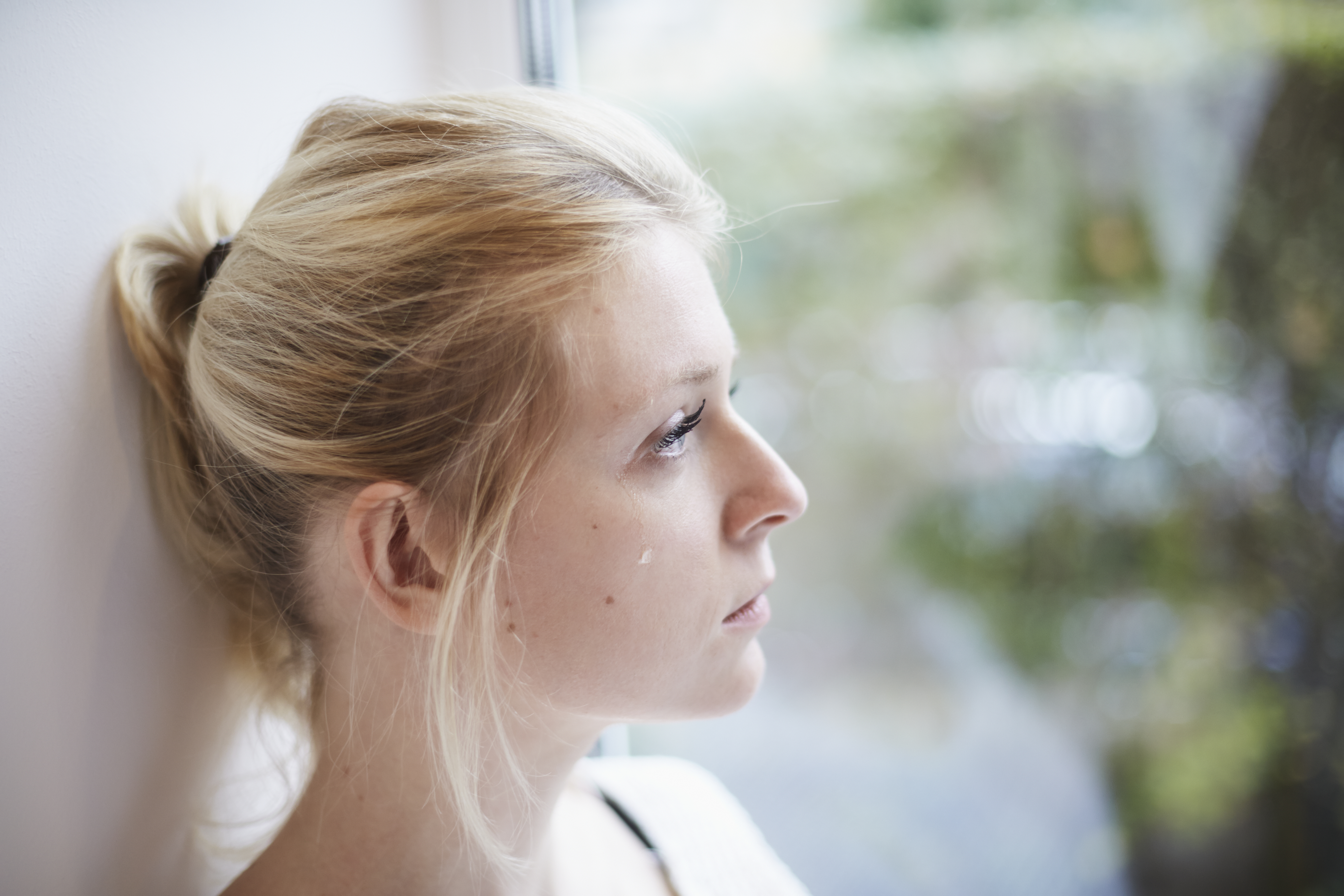Una mujer sumida en sus pensamientos | Fuente: Getty Images