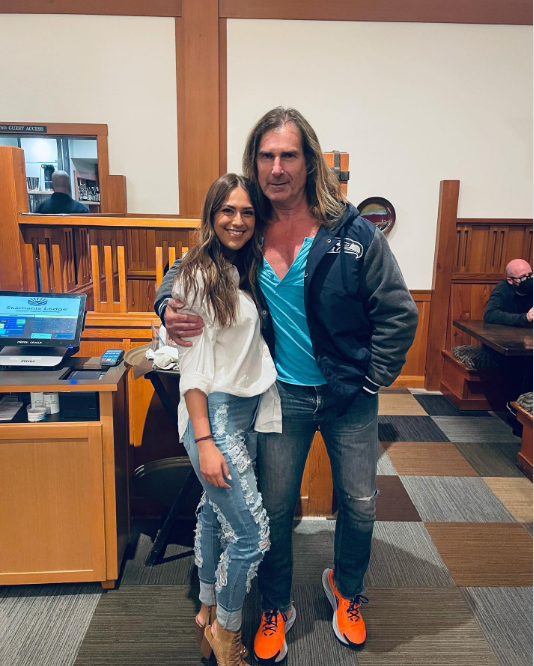 Su rutina antienvejecimiento se basa sobre todo en hábitos saludables. Aquí tienes una foto de Fabio de 2021 con la influencer Natalie Rose, que luego dio mucho que hablar entre los internautas. | Fuente: Instagram/nnapples_