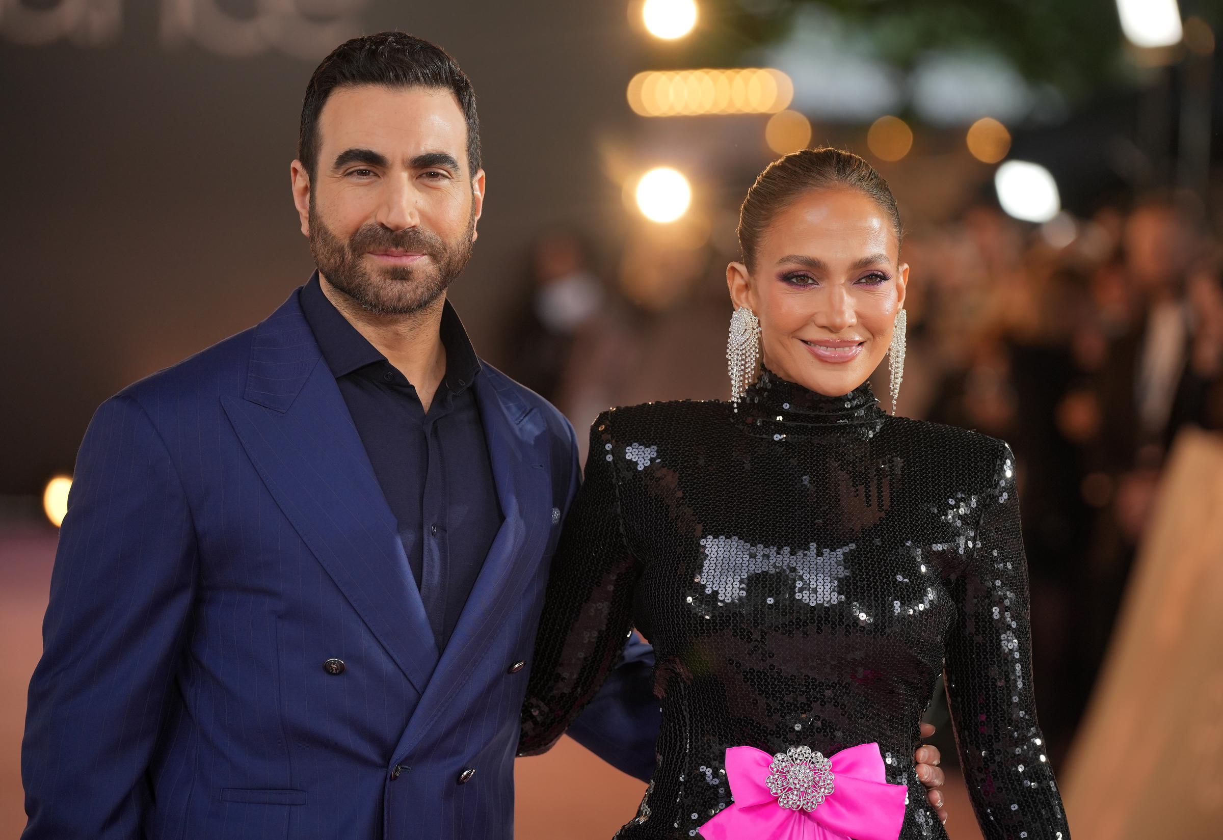 Jennifer Lopez y Brett Goldstein posan juntos en el estreno en el Reino Unido de "Office Romance" en Londres el 3 de junio de 2026. La aparición de ambos permite ver de cerca al actor a quien algunos usuarios de las redes sociales han comparado con Ben Affleck. | Fuente: Getty Images