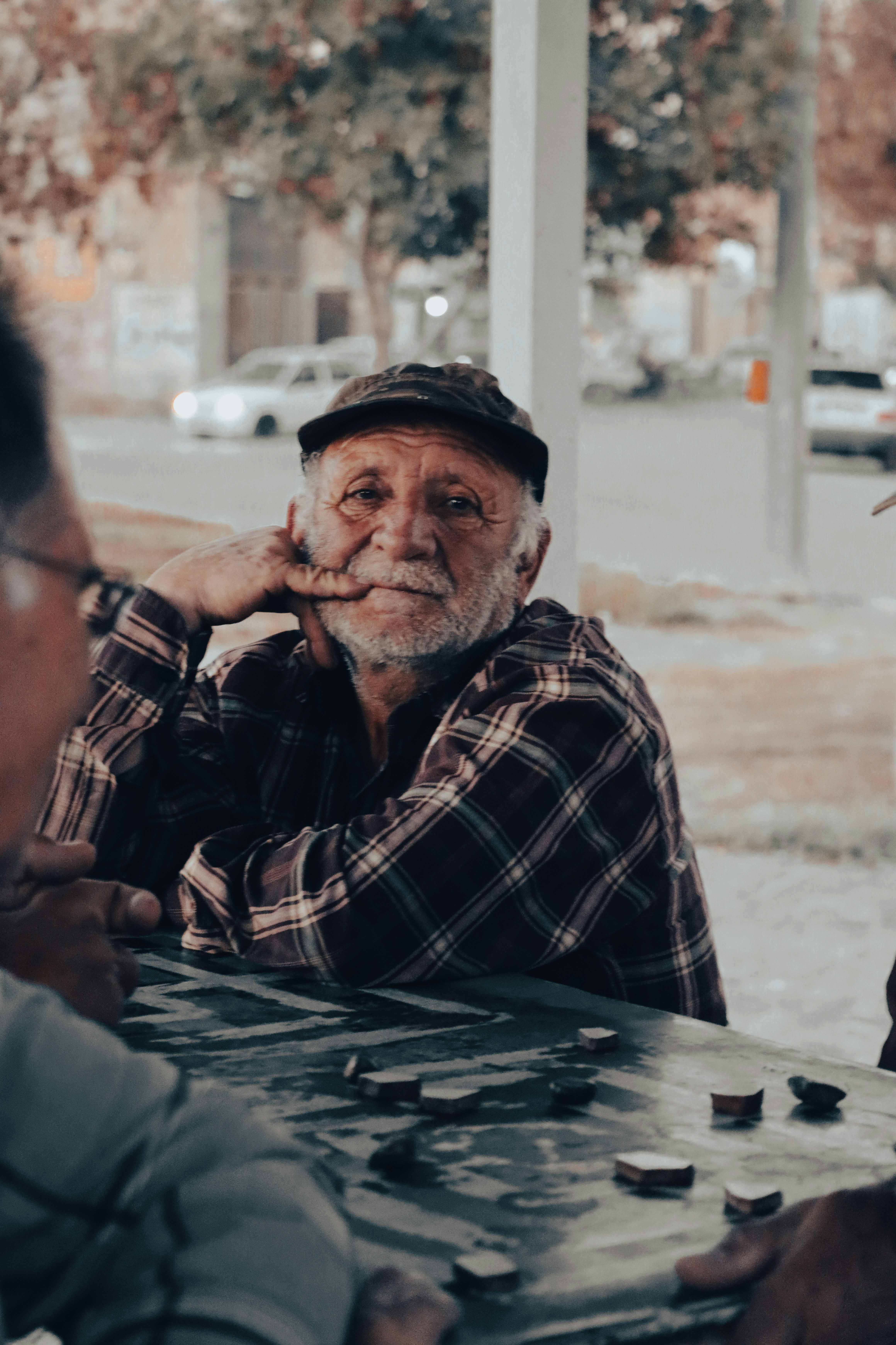 Un anziano seduto a un tavolo | Fonte: Unsplash