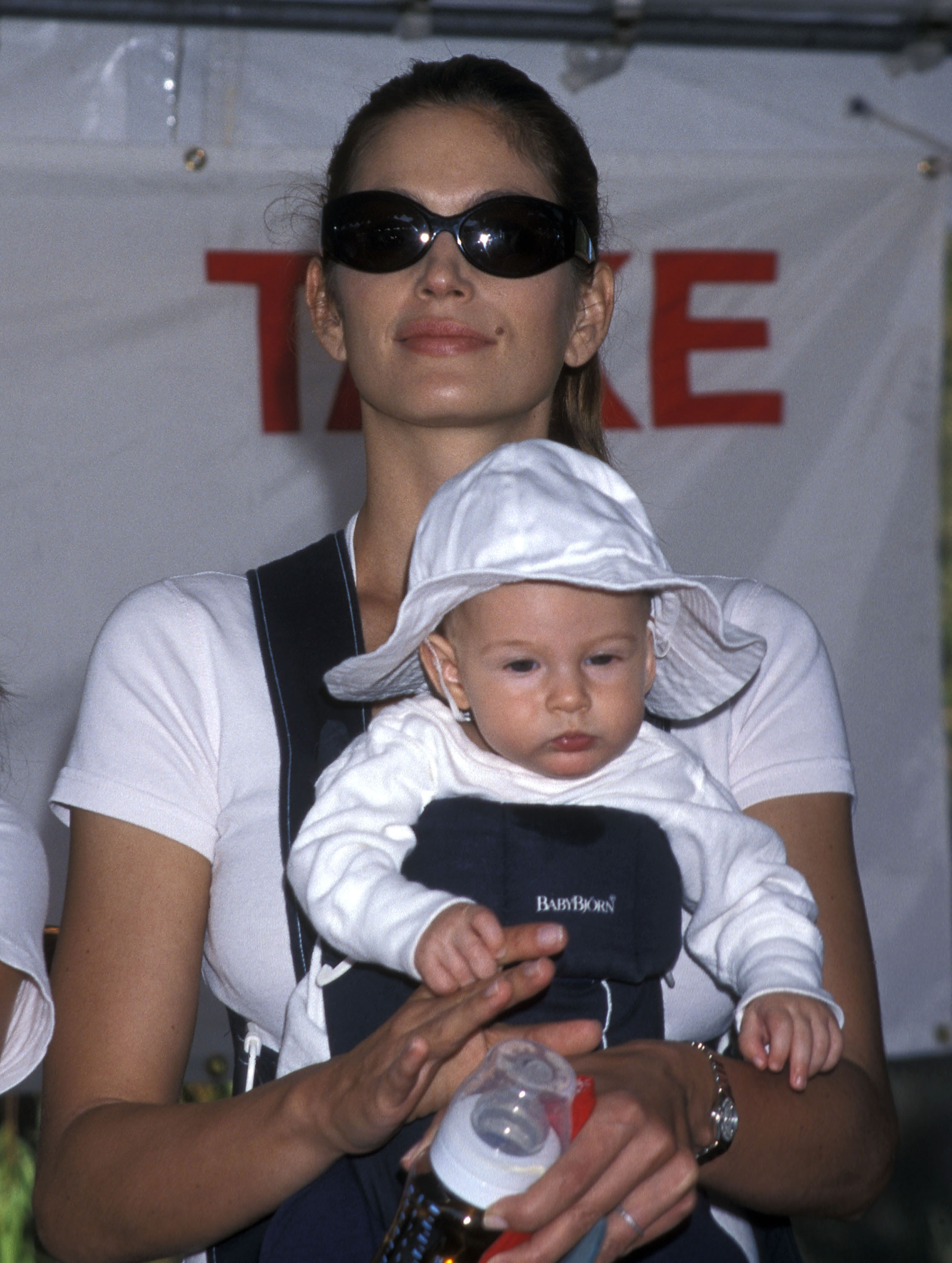 Cindy sostiene a Presley Gerber en un acto benéfico para la investigación del cáncer de mama celebrado en Agoura Hills, California, el 9 de octubre de 1999. Presley solo tenía unos meses en aquel momento. | Fuente: Getty Images