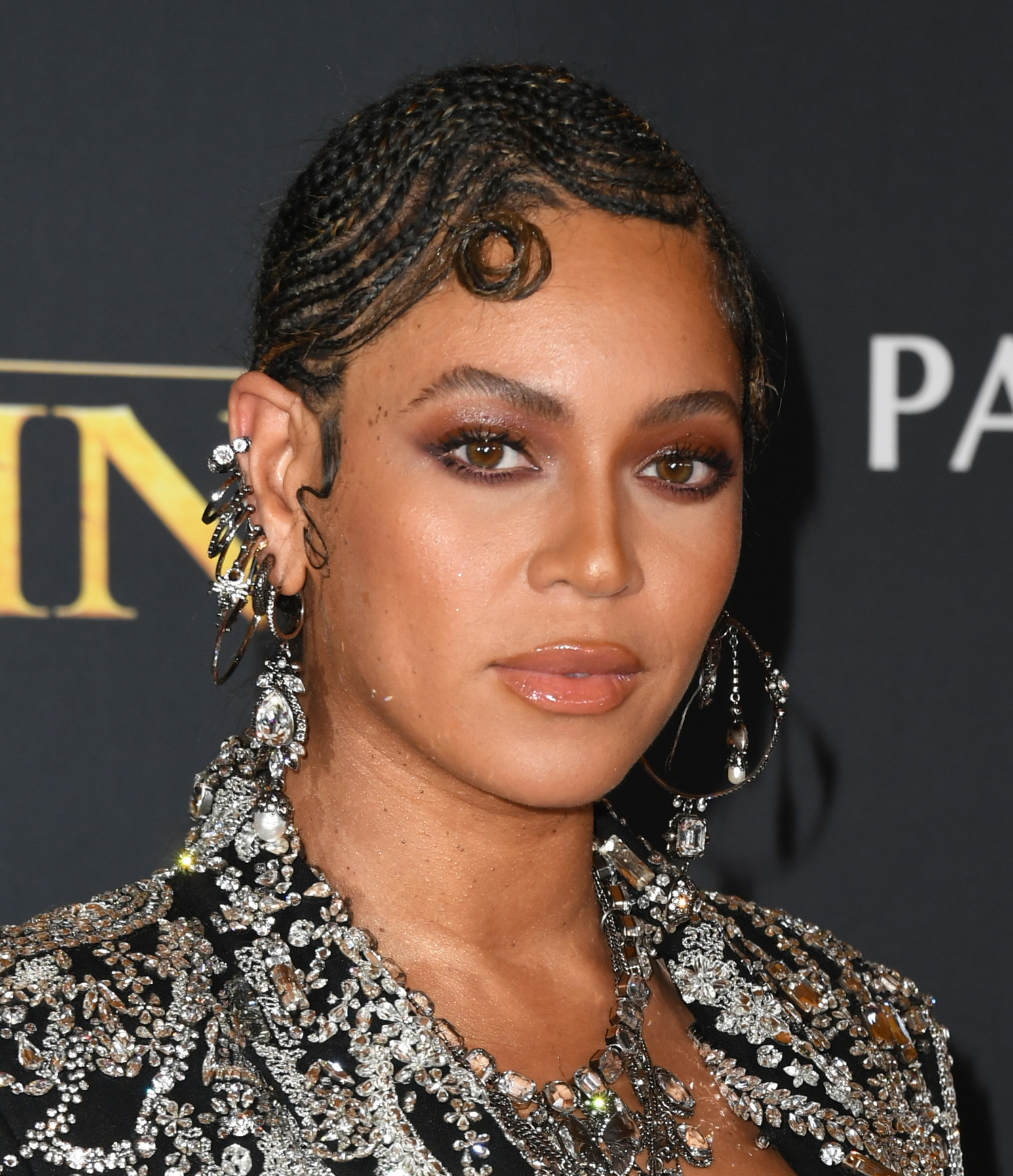 Beyoncé luce un peinado trenzado y joyas brillantes en el estreno de «El rey león» de Disney, celebrado en julio de 2019 en Hollywood. Su peinado es diferente de los rizos rubios que lucía en su reciente portada de la revista i-D, que provocó reacciones encontradas en Internet. | Fuente: Getty Images