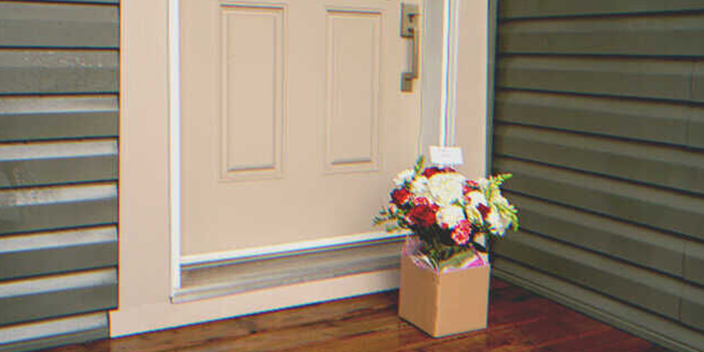 Flores frente a una puerta | Foto: Shutterstock