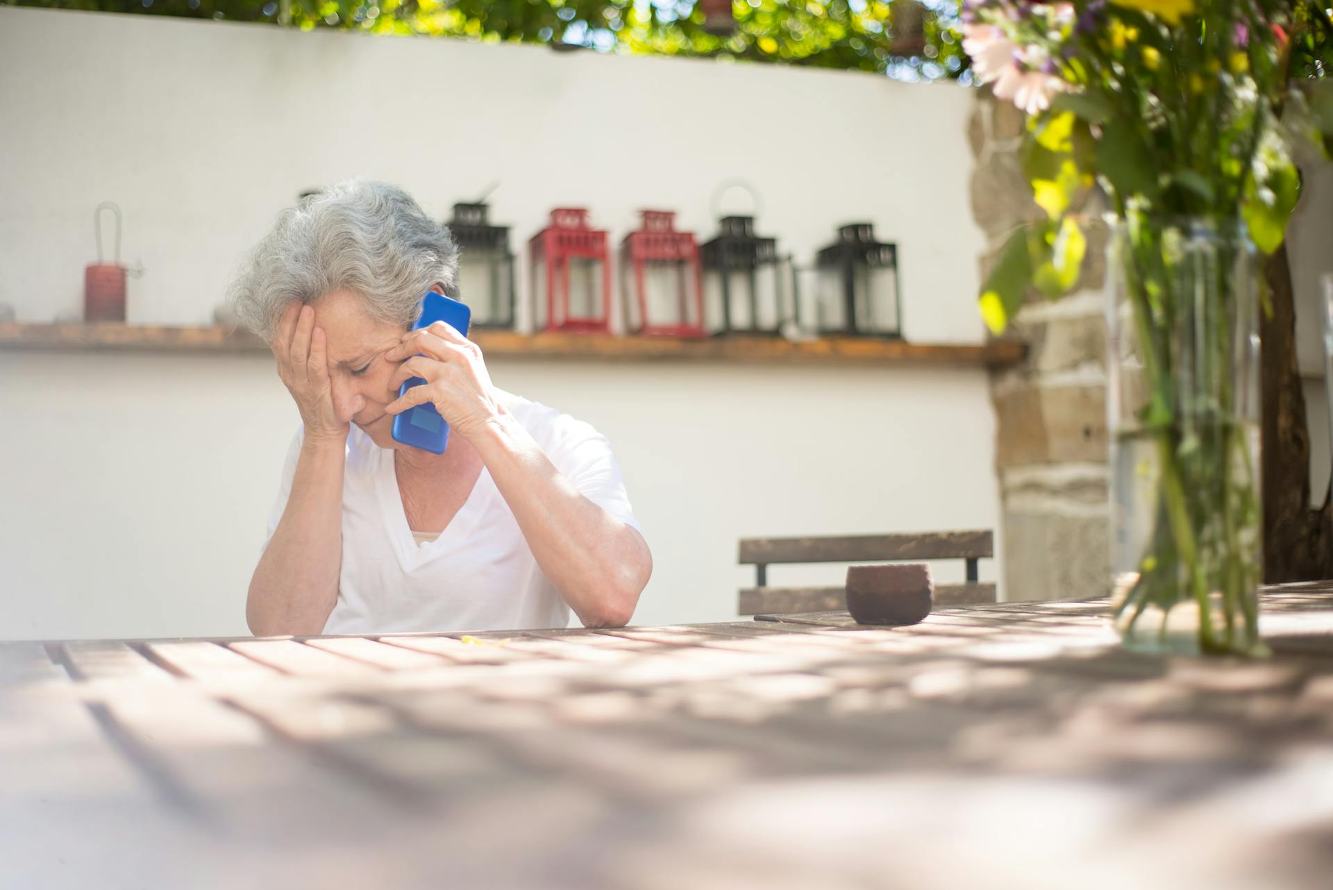 Una anciana triste hablando por teléfono | Fuente: Pexels