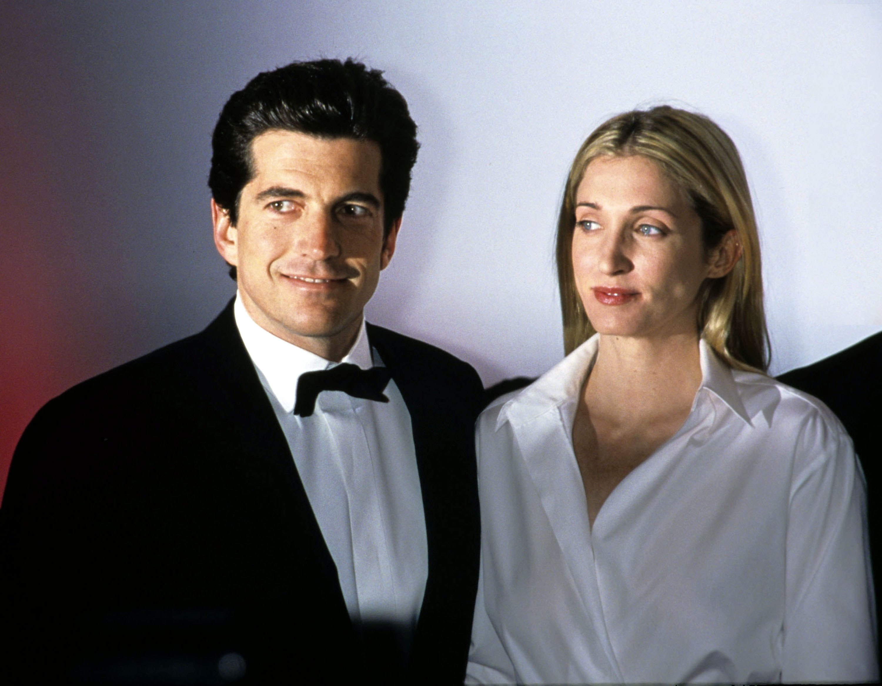 John F. Kennedy Jr. y Carolyn Bessette Kennedy en la gala anual de recaudación de fondos Brite Night Whitney, el 9 de marzo de 1999, en el Museo Whitney de Nueva York. | Fuente: Getty Images