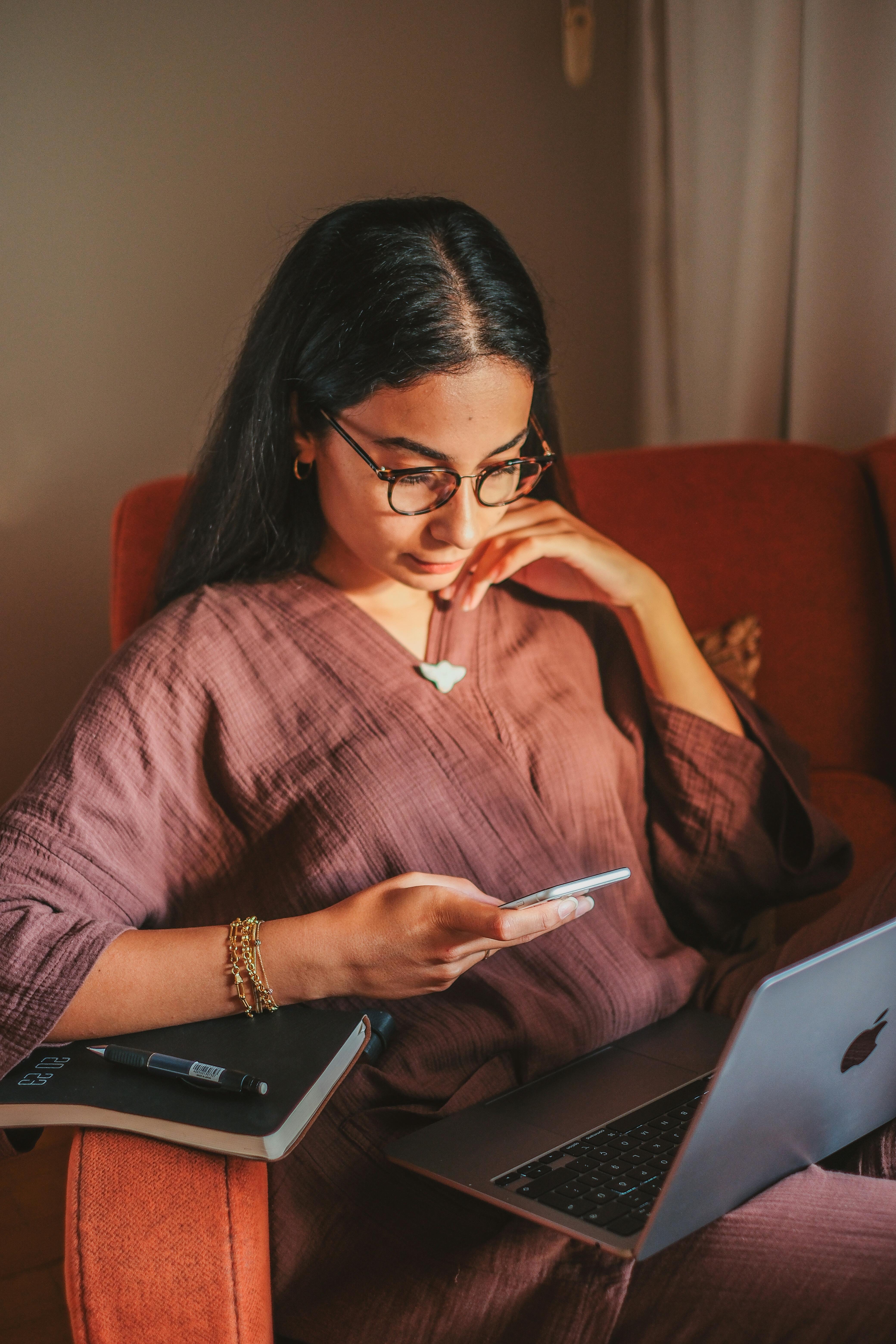 Una mujer mirando su teléfono | Fuente: Pexels