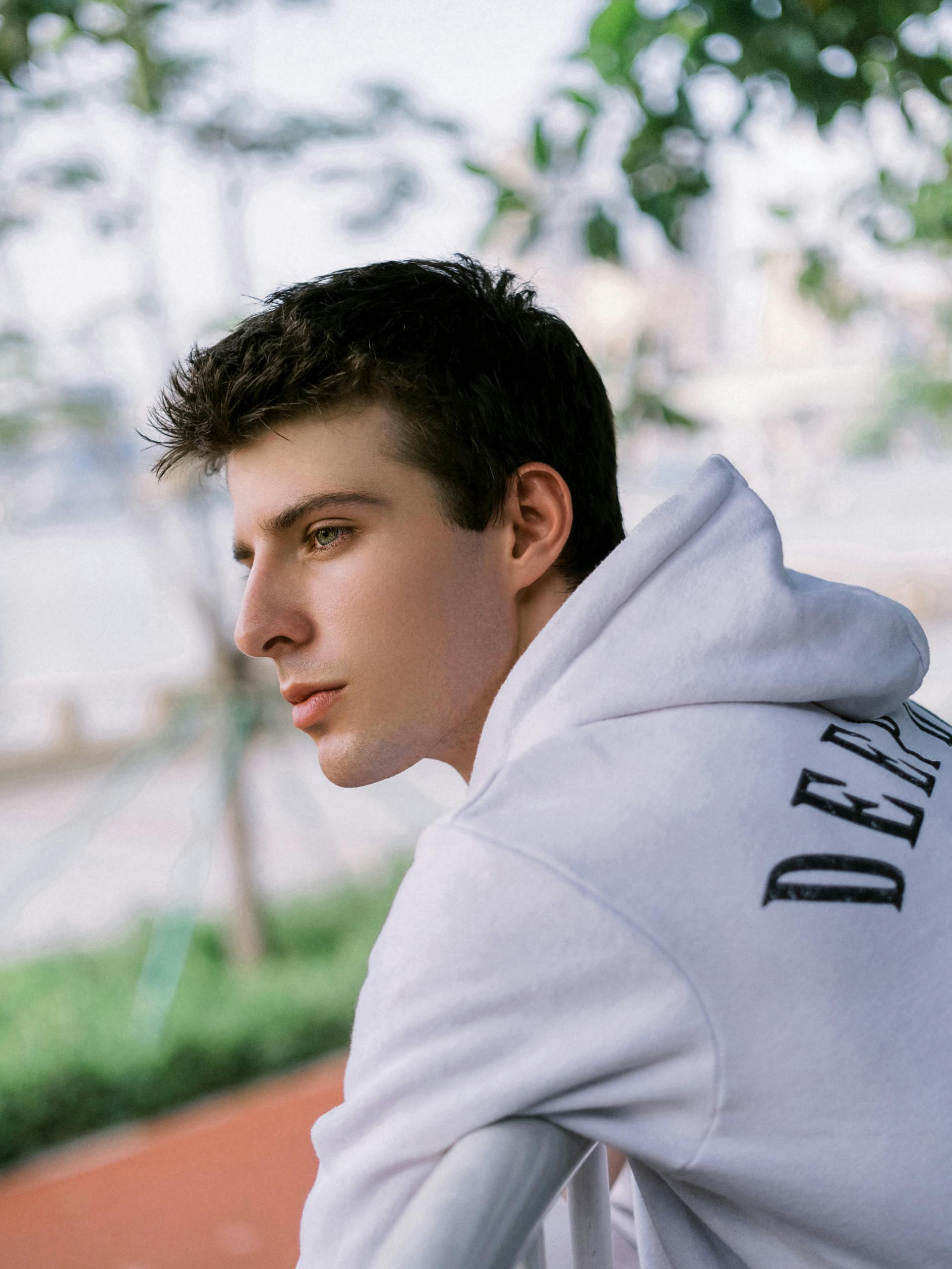 Un joven de pie al aire libre | Fuente: Pexels