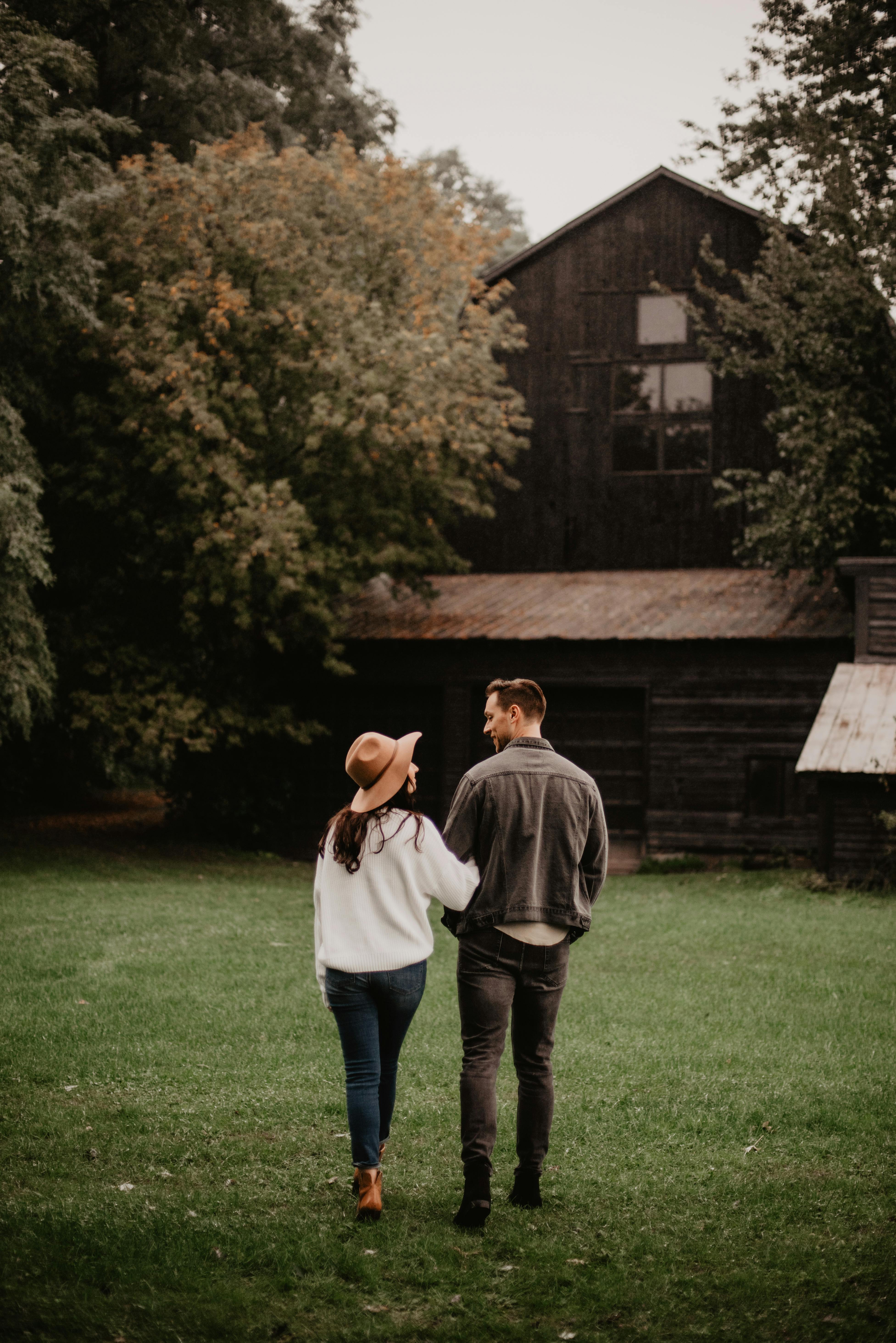 Una pareja feliz en su casa | Fuente: Pexels