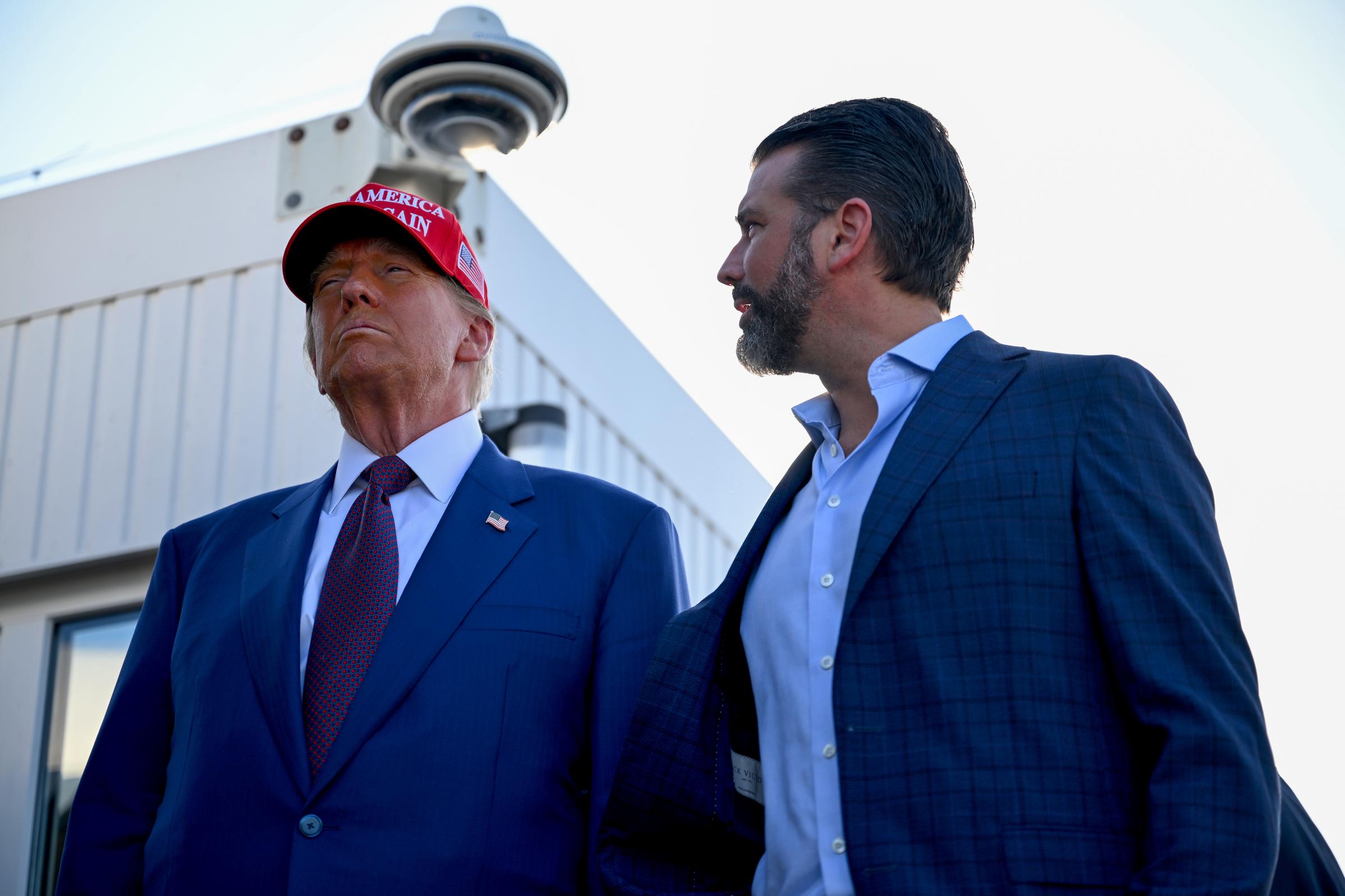 El presidente de Estados Unidos, Donald Trump, y su hijo, Donald Trump Jr., en el lanzamiento del sexto vuelo de prueba del cohete SpaceX Starship en Brownsville, Texas, el 19 de noviembre de 2024. | Fuente: Getty Images