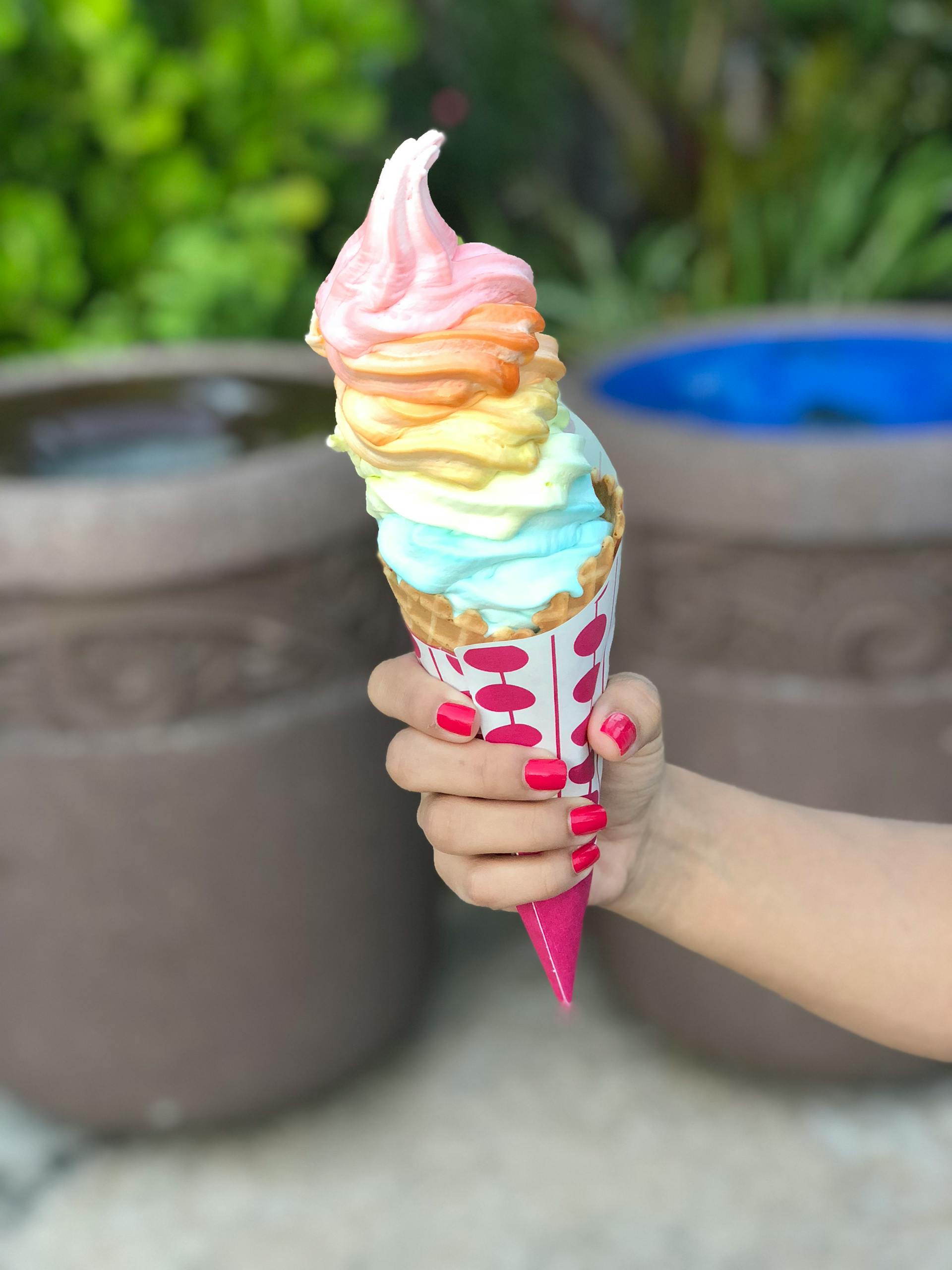 Primer plano de una mujer sujetando un cucurucho de helado | Fuente: Pexels