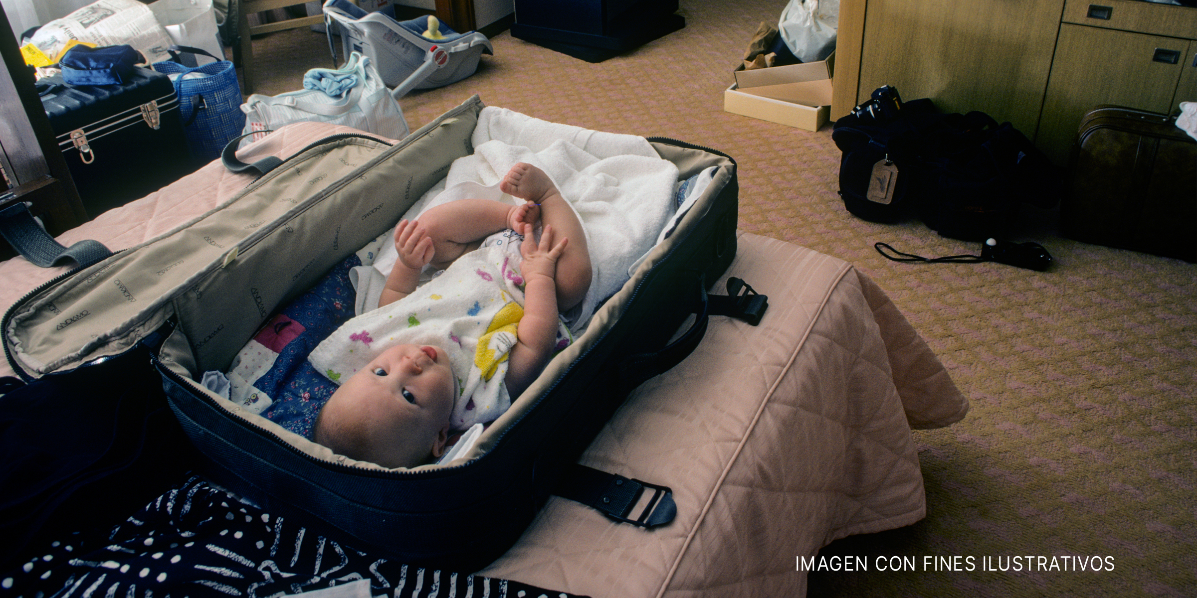 Bebé en una maleta | Foto: Getty Images