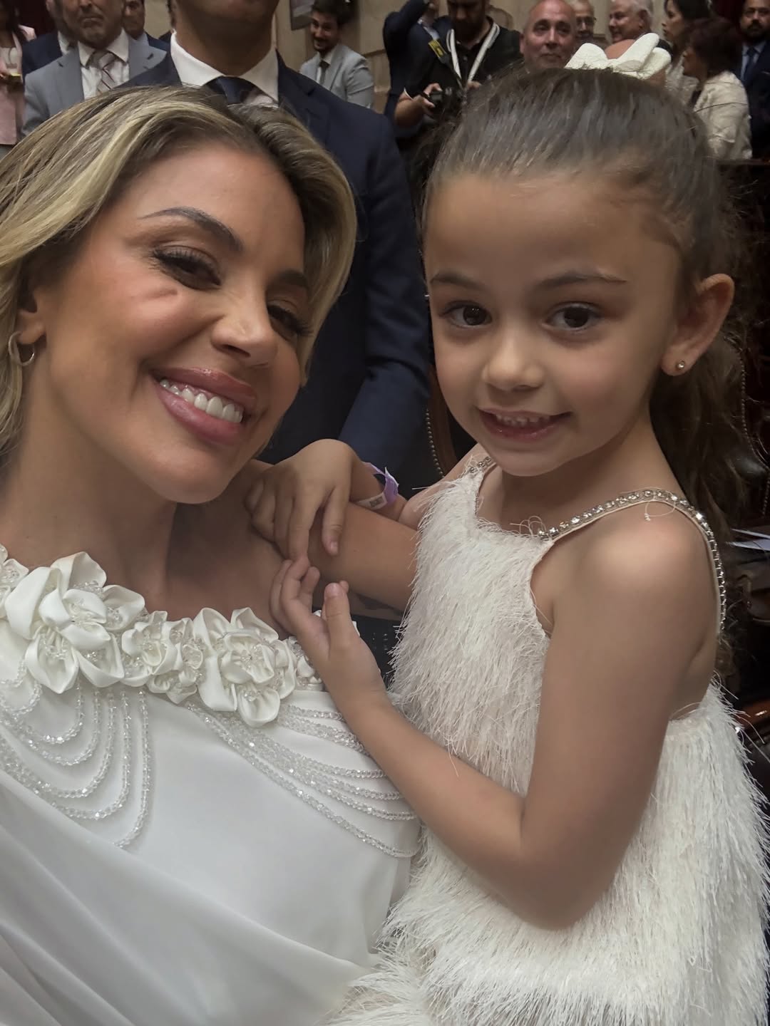 Virginia Gallardo junto a su hija, mostrando su look para jurar en el Congreso | Fuente: Instagram/virchugallardo