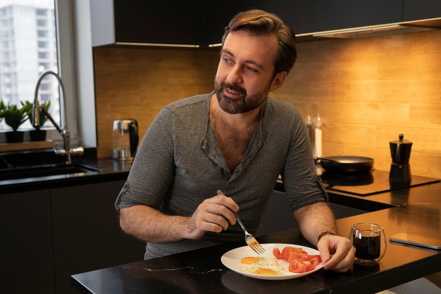 Un hombre encantado comiendo su comida | Fuente: Freepik