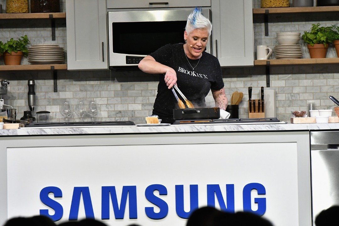 Anne Burrell prepara un plato en el evento de degustación principal del Food Network & Cooking Channel New York City Wine & Food Festival, presentado por Coca-Cola y ShopRite, con demostraciones culinarias de Samsung® presentadas por Mastercard, en el Pier 94 el 14 de octubre de 2017. | Fuente: Getty Images