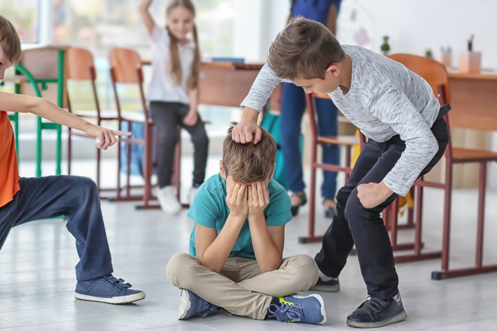 Niño siendo agredido en la escuela.|Fuente: Shutterstock