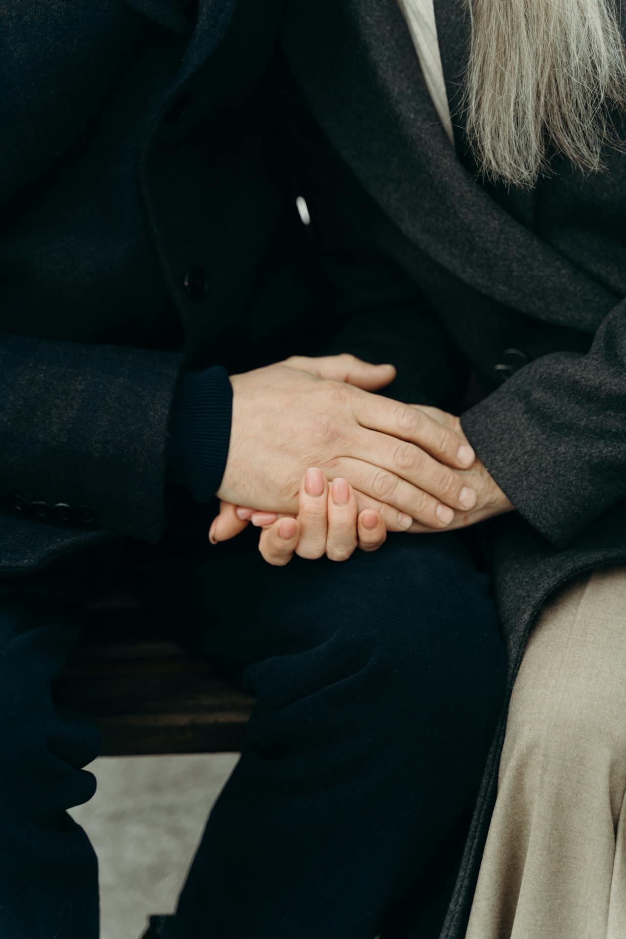 Una pareja de la mano | Fuente: Pexels