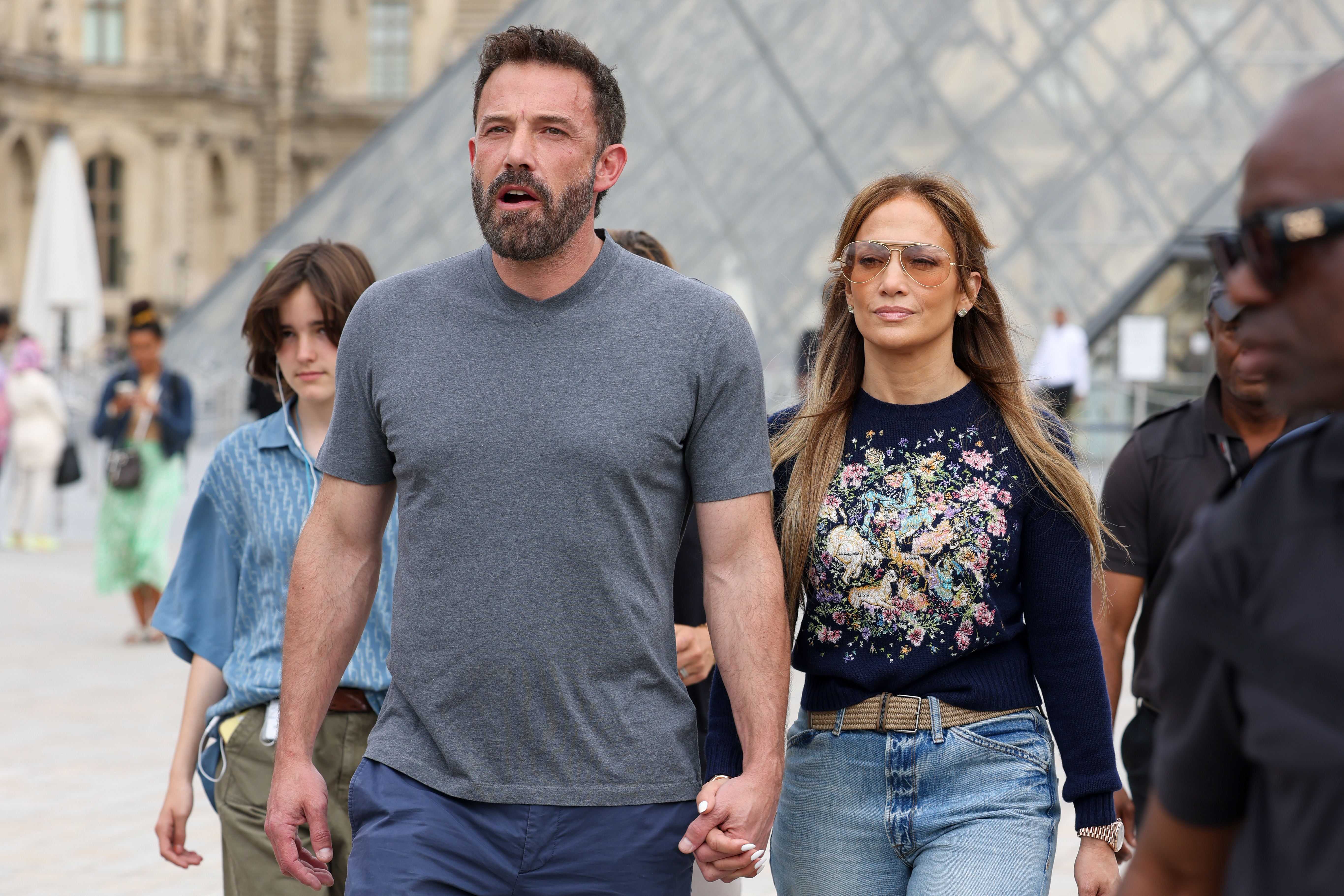 Jennifer Lopez y Ben Affleck en el Museo del Louvre el 26 de julio de 2022 en París, Francia | Foto: Getty Images