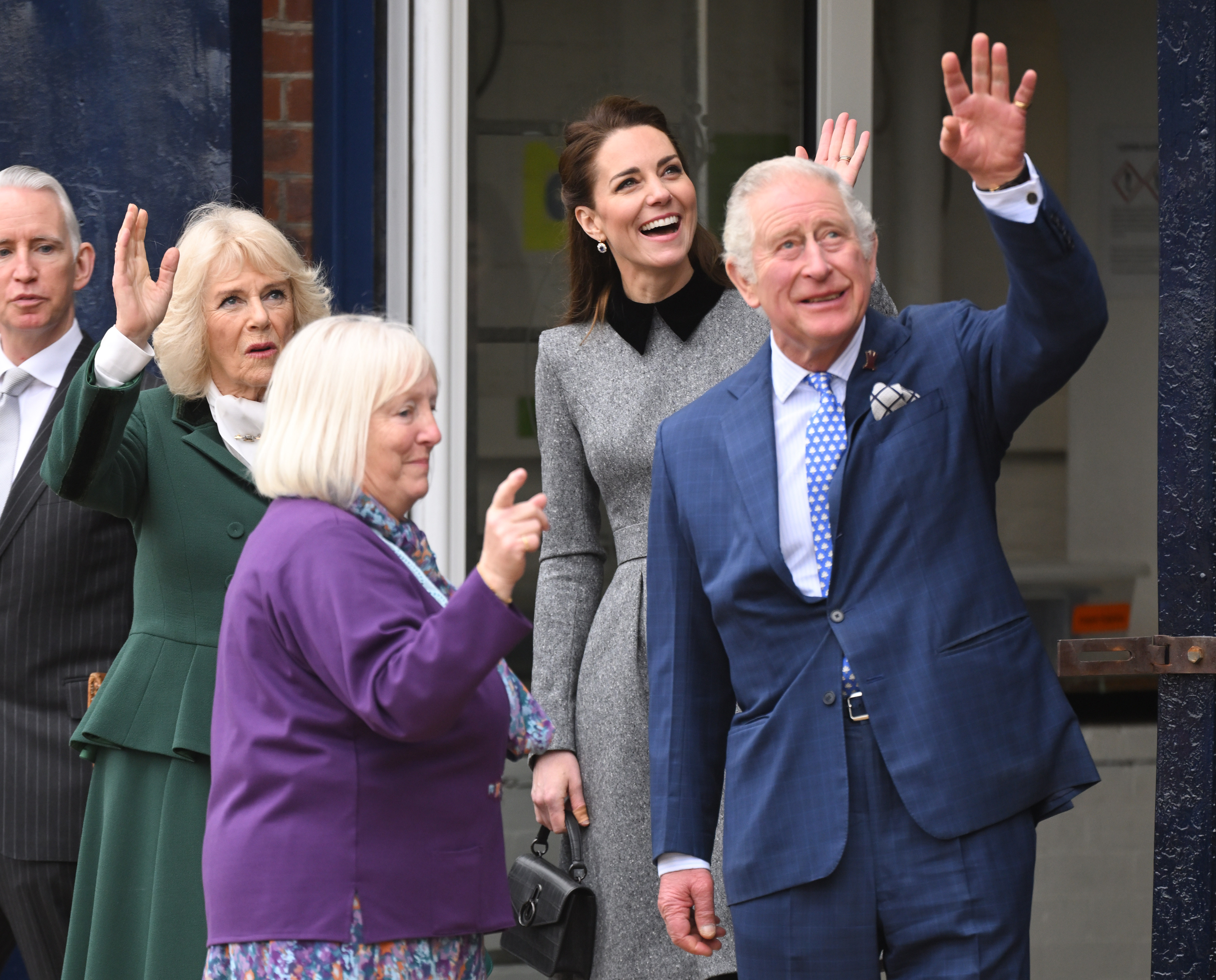 El rey Charles III, la reina Camilla y la princesa Catherine en su visita al centro de formación para las artes y la cultura de la Fundación del Príncipe en Trinity Buoy Wharf el 03 de febrero de 2022 en Londres, Inglaterra | Foto: Getty Images