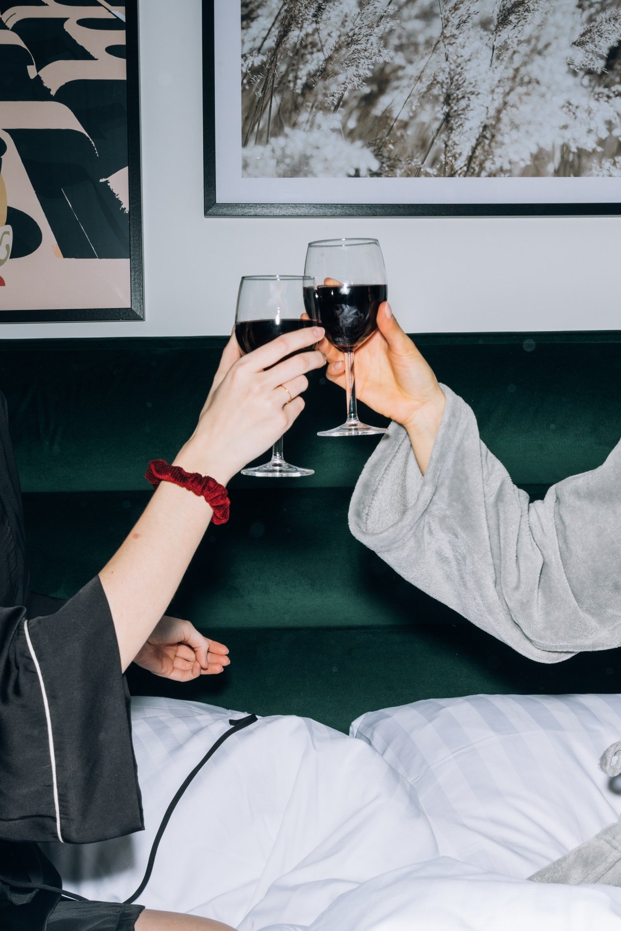 Mujeres chocando copas de vino. | Foto: Pexels