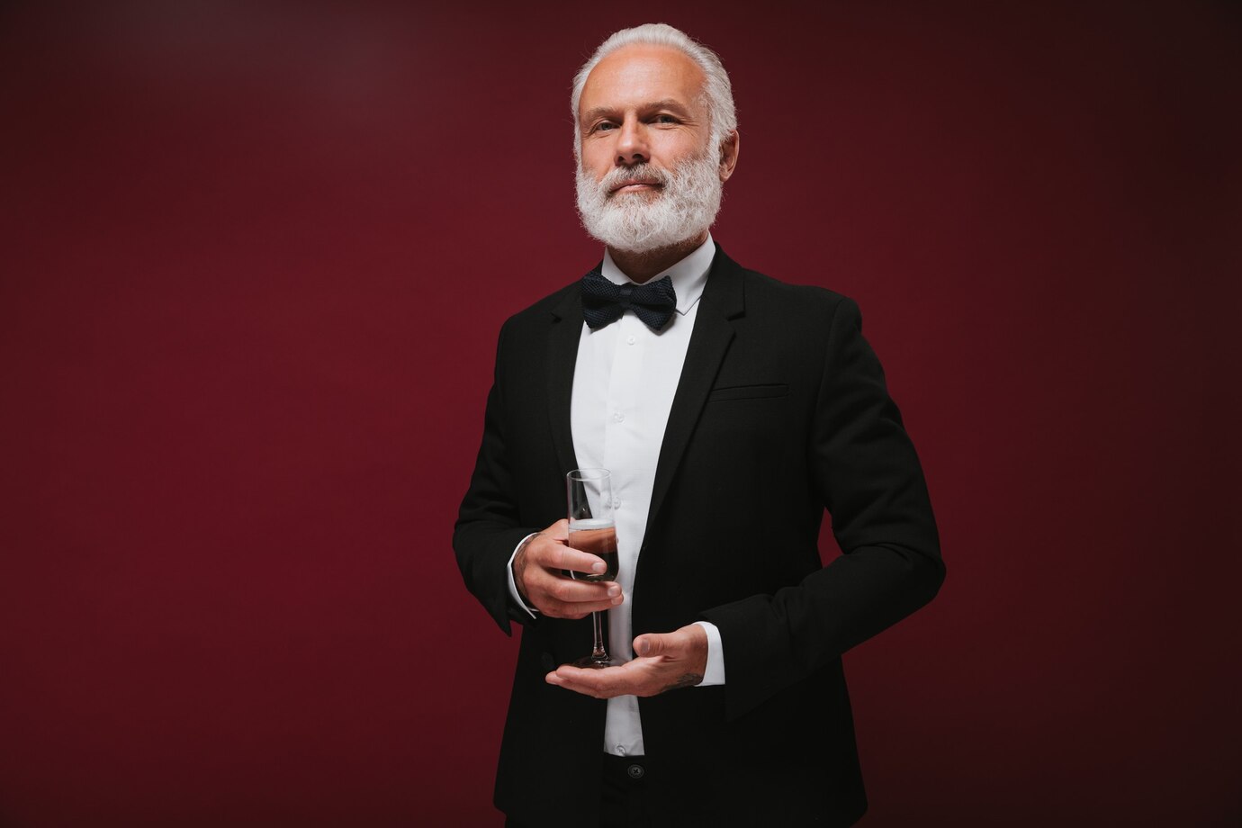 Un hombre con una copa de vino | Fuente: Freepik