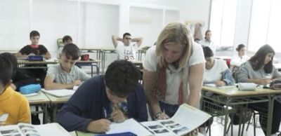 Rocío León dando clases. | Foto: YouTube /Tecnoszubia Oposiciones