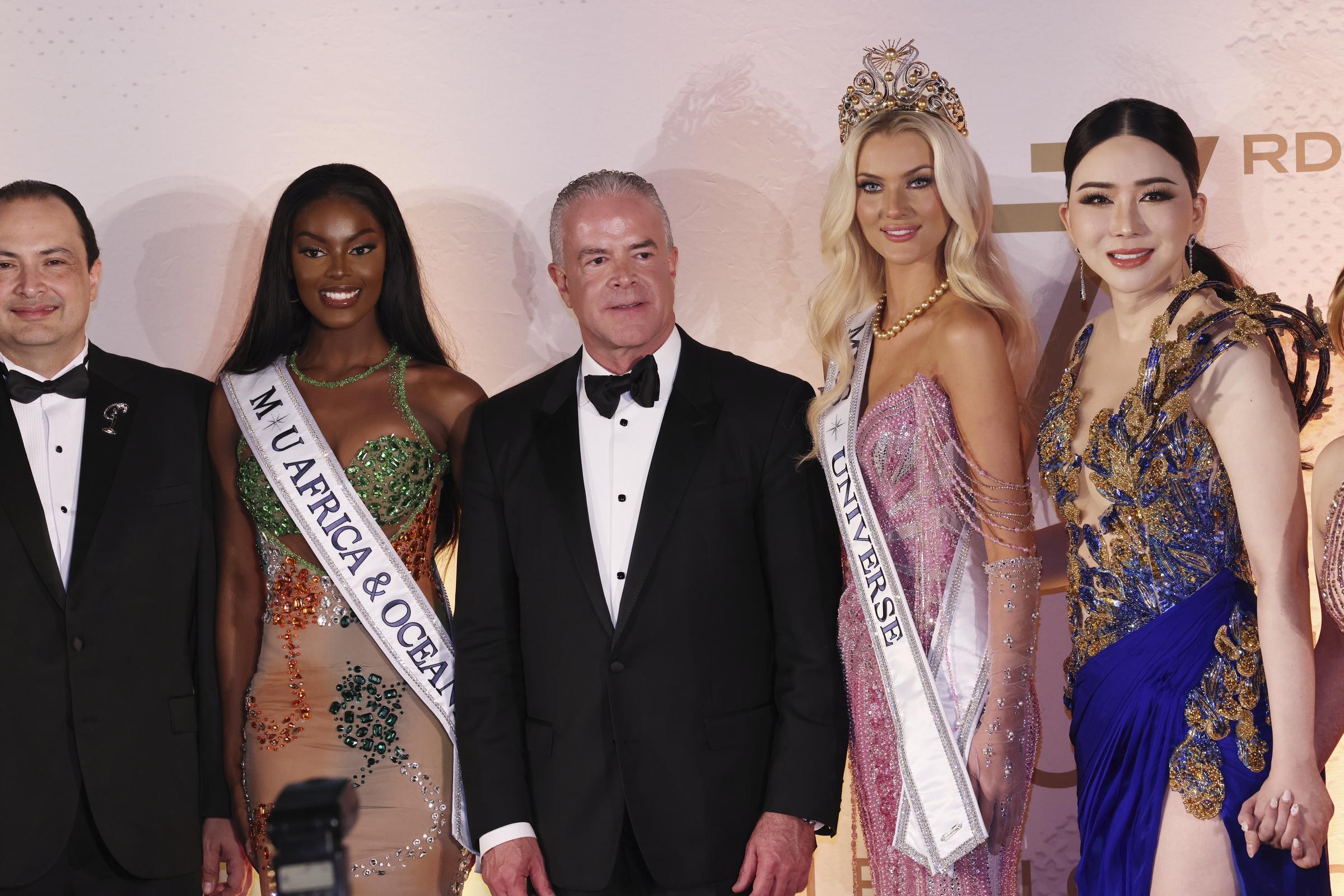 Miss Nigeria Chidimma Adetshinar, Raul Rocha Cantu, Miss Dinamarca Victoria Kjær Theilvig, y Anne Jakkapong Jakrajutatip en una rueda de prensa en el 73 Concurso de Miss Universo en México el 16 de noviembre de 2024 | Fuente: Getty Images