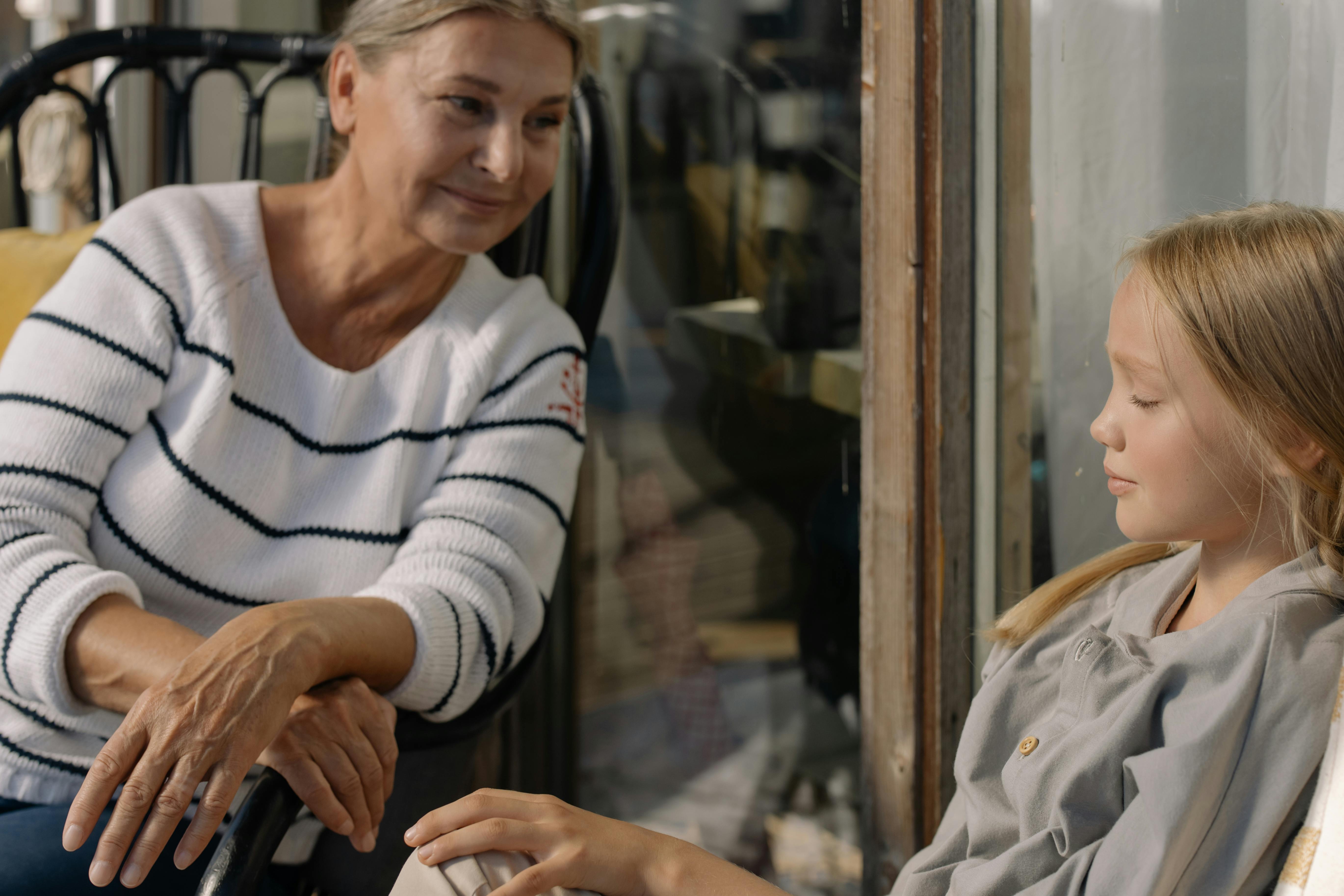 Una abuela y su nieta estrechando lazos | Fuente: Pexels