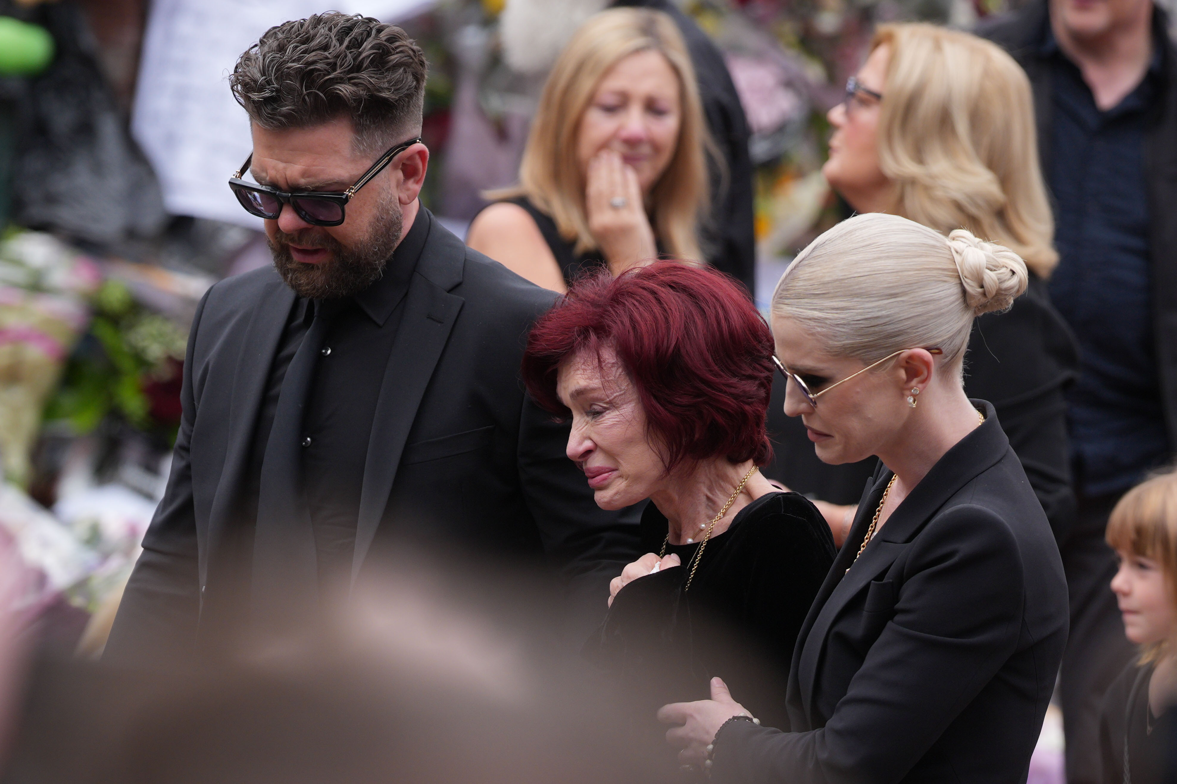Jack y Kelly Osbourne se quedaron junto a su madre, Sharon, que se notaba muy emocionada, mientras la familia se reunía en Birmingham el 30 de julio de 2025 para despedirse definitivamente de Ozzy Osbourne. | Fuente: Getty Images.