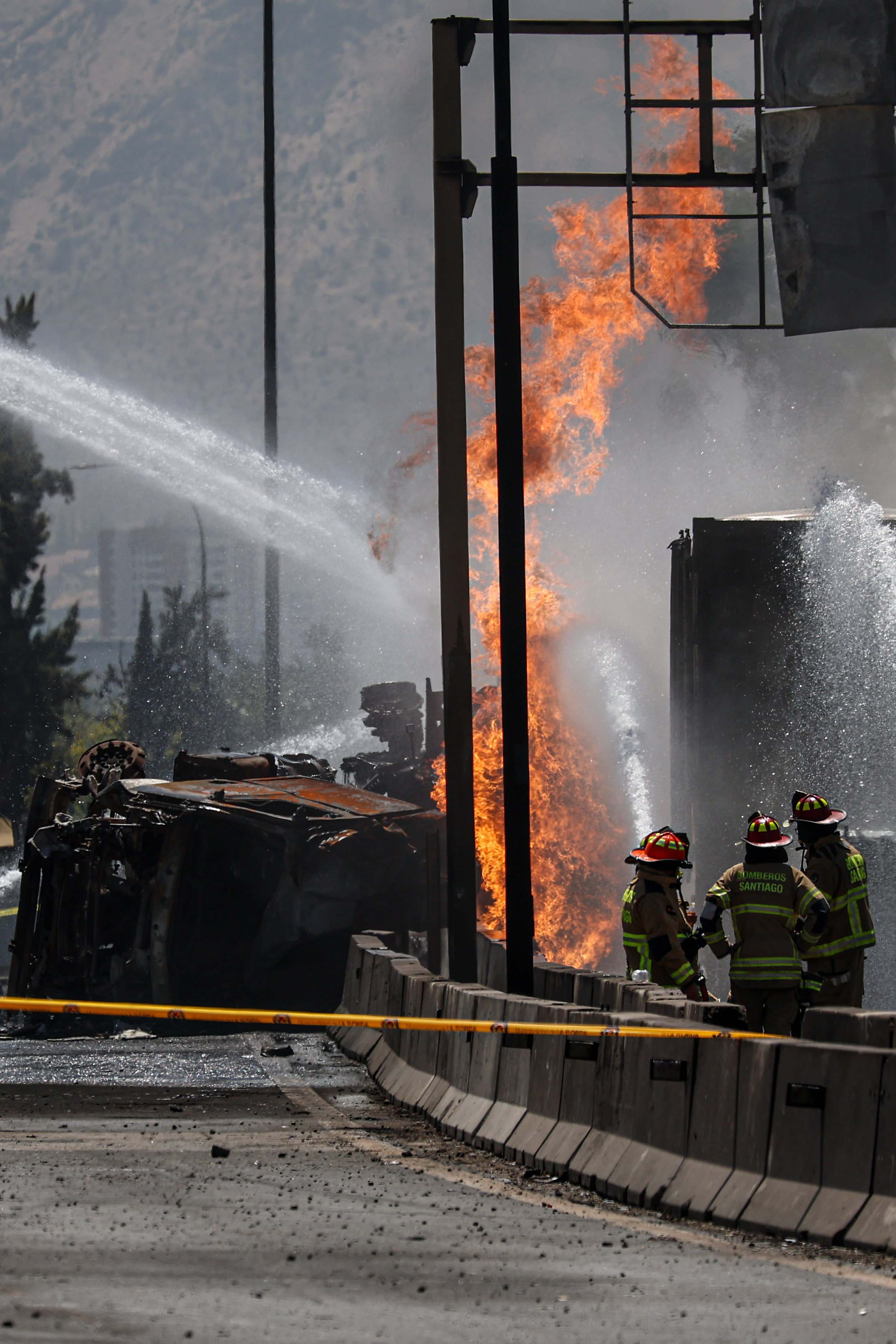 Bomberos trabajan en el lugar de la explosión de un camión con gas en Santiago, Chile, el 19 de febrero de 2026. | Fuente: Getty Images
