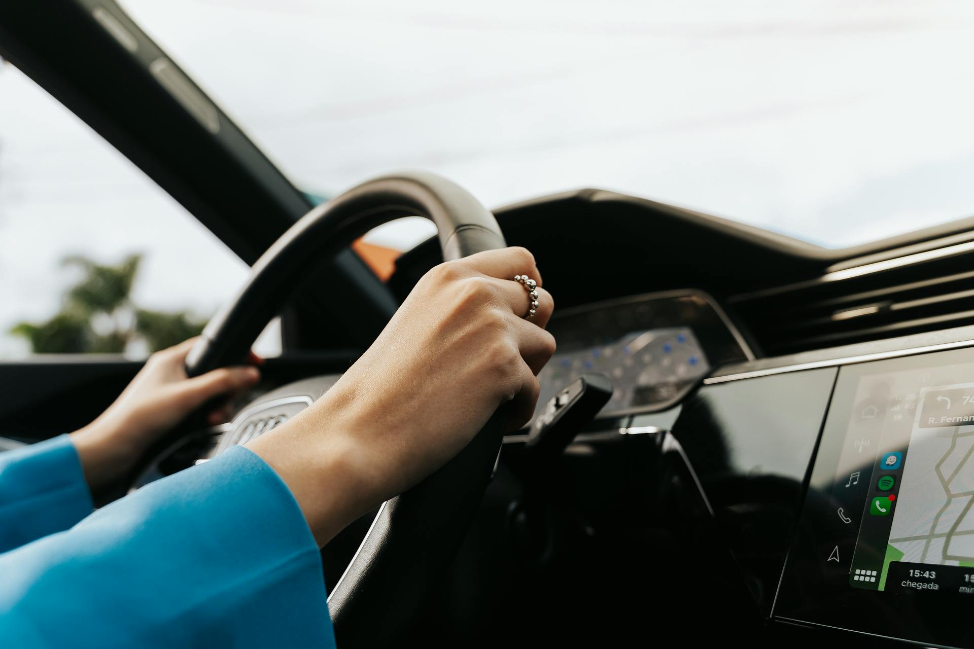 Una mujer conduciendo un automóvil | Fuente: Pexels