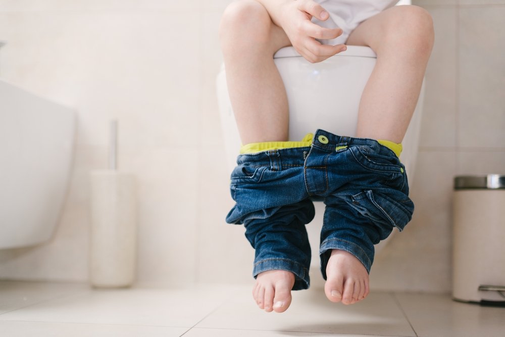 Pequeño niño de 7 años en el baño. Fuente: Shutterstock
